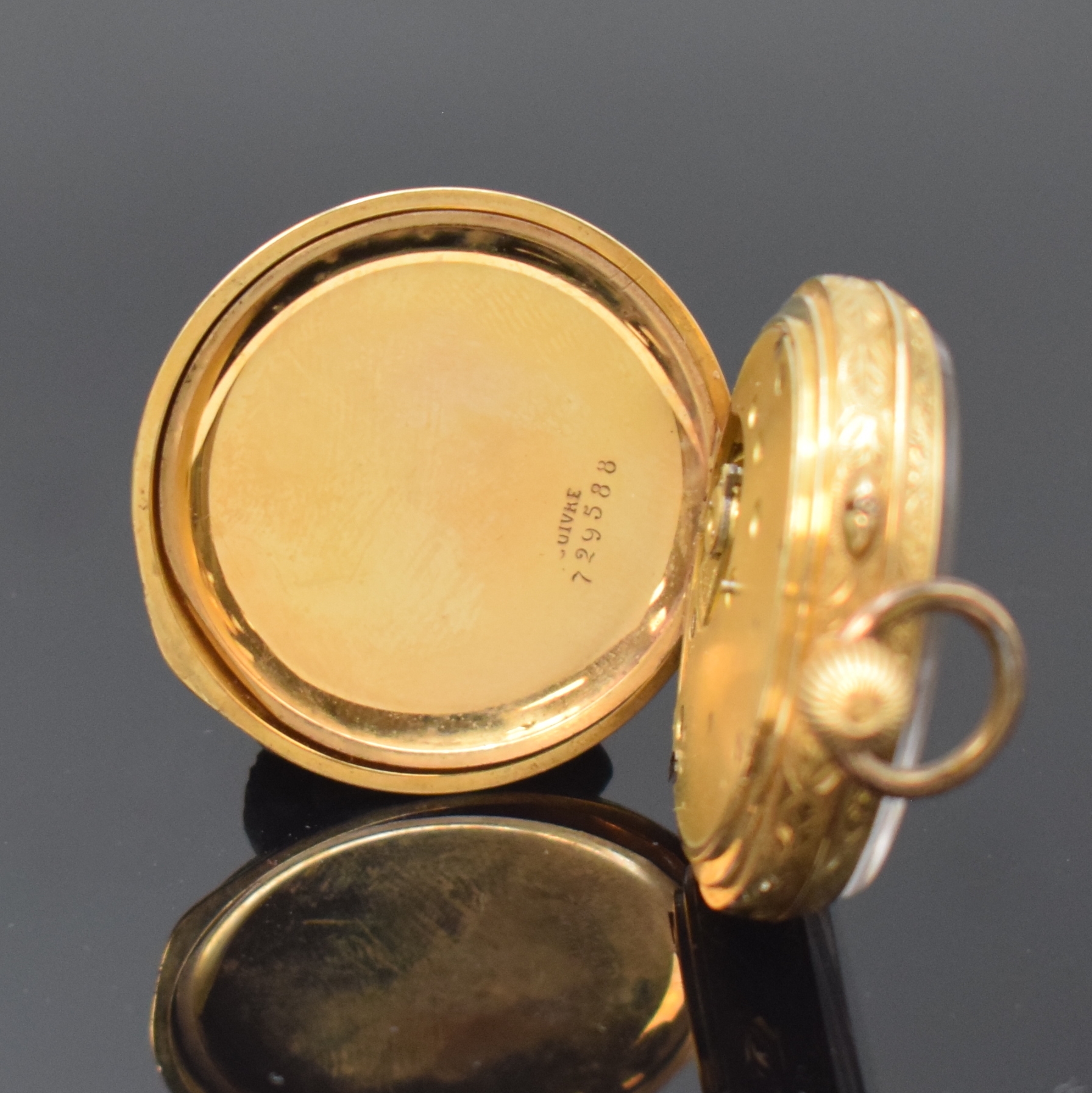 Detail d: Offene Taschenuhr in GG 750/000, Schweiz / England um 1890, reich grav. Geh., verg. Cuvette, Emailzifferblatt m. röm. Std. riss., 3/4-plat. ...