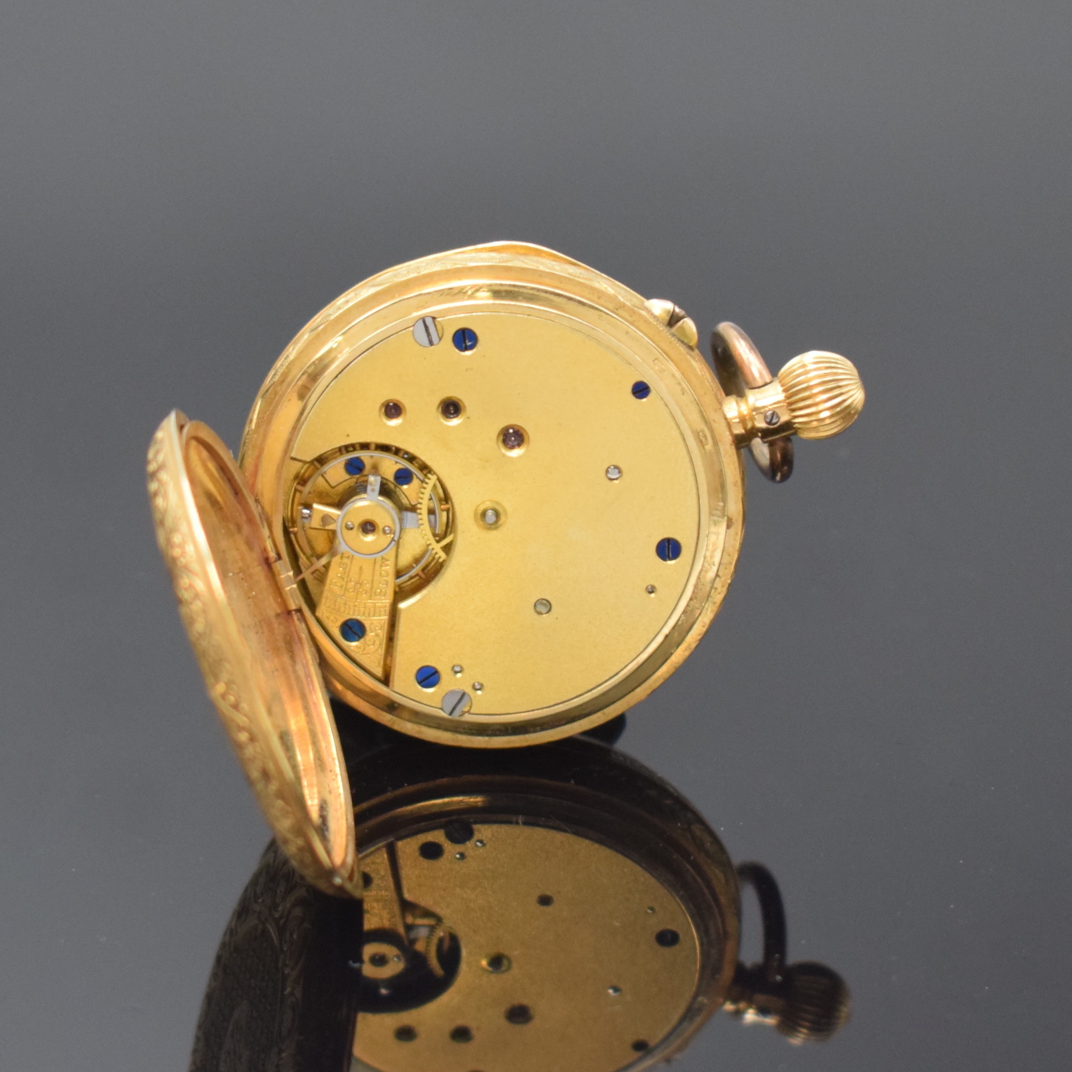 Detail e: Offene Taschenuhr in GG 750/000, Schweiz / England um 1890, reich grav. Geh., verg. Cuvette, Emailzifferblatt m. röm. Std. riss., 3/4-plat. ...