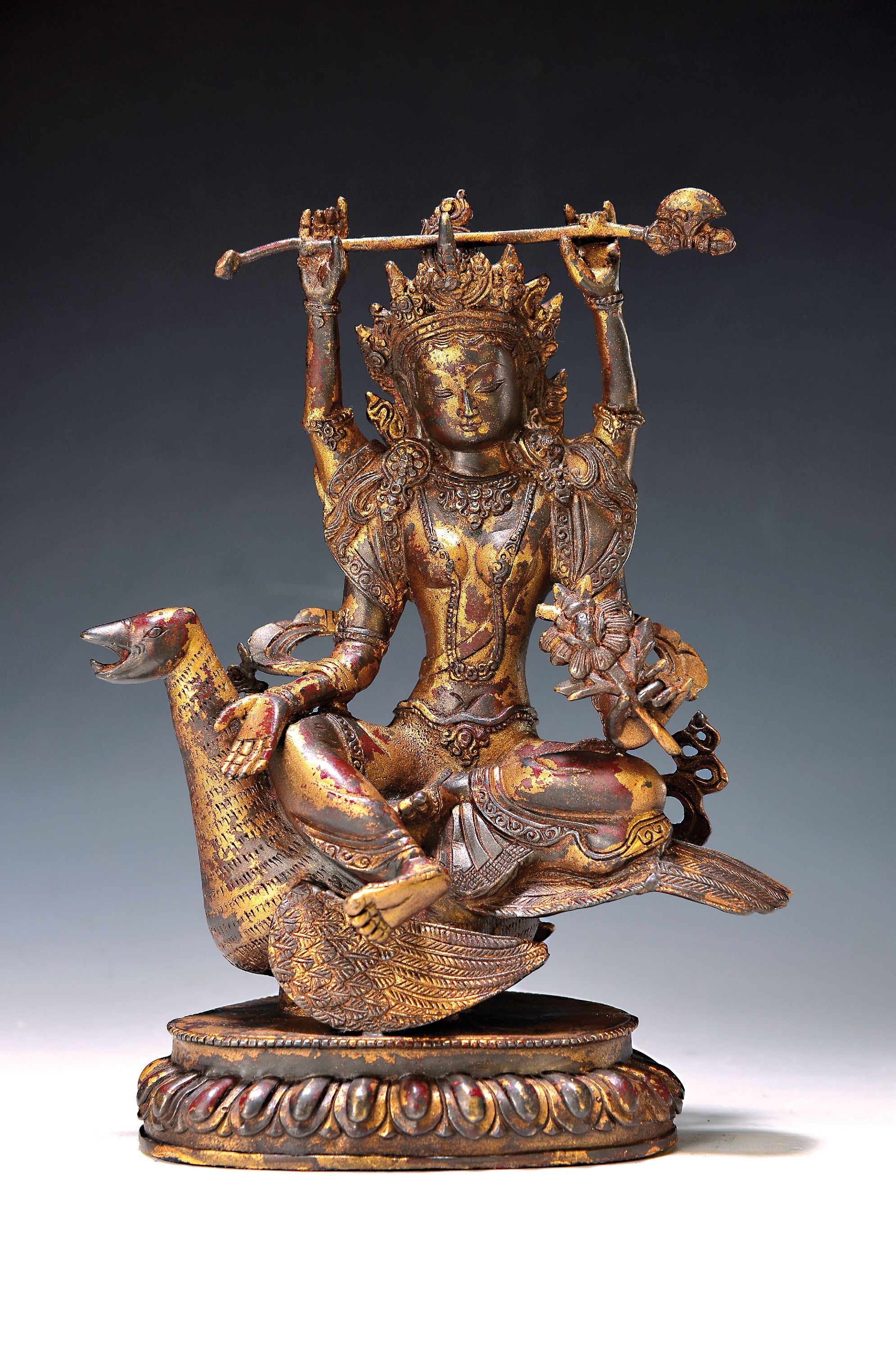 Göttin auf Gans reitend, Nepal, 20. Jh., Kupferlegierung vergoldet, vierarmige Göttin, eine Vajraaxt über den Kopf haltend, Geste der ...