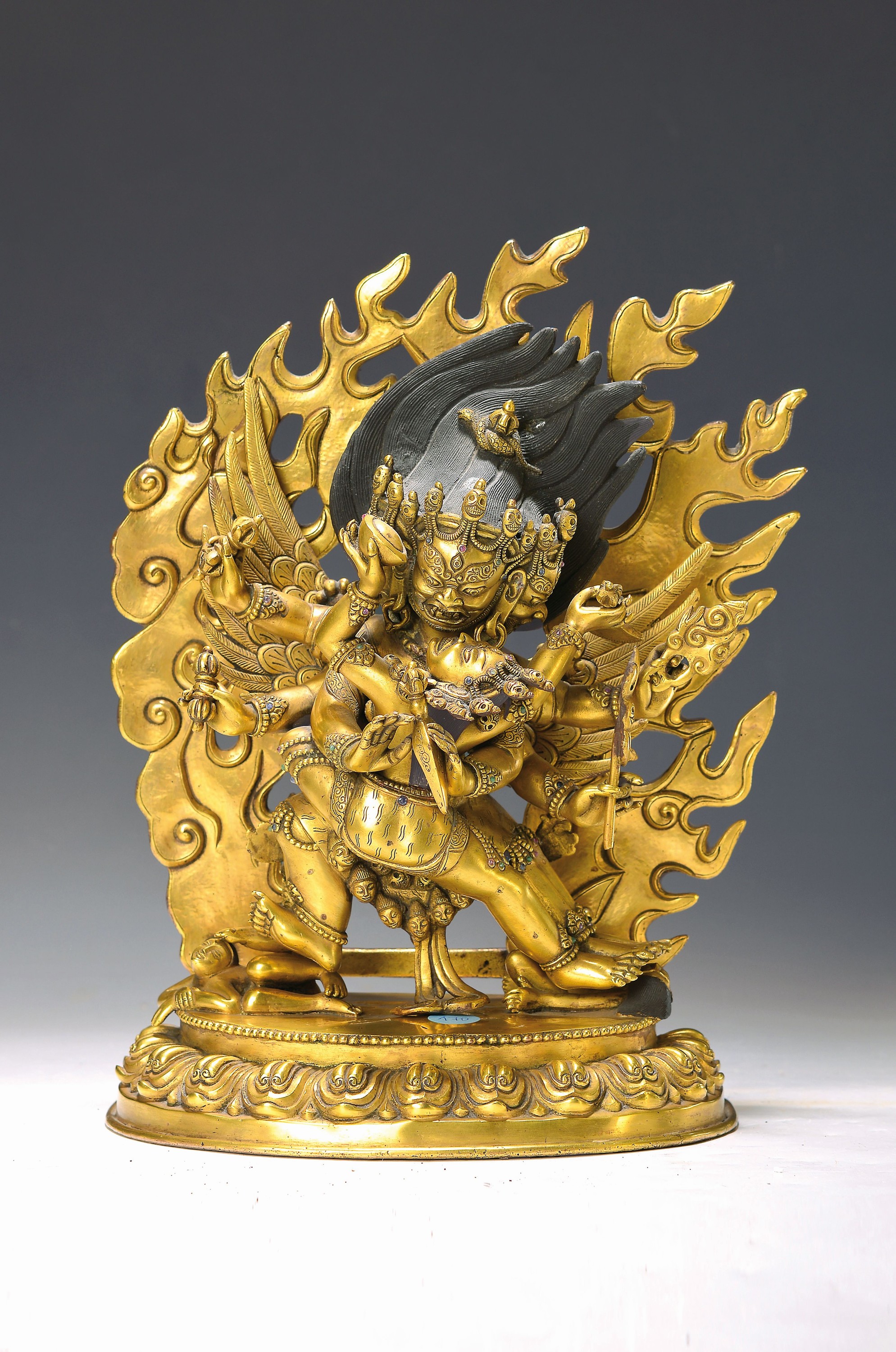 Vajrakilaya, China, erste Hälfte 20.Jh., Messing, z.T. bemalt, Gottheit mit sechs Armen, zusammen mit seiner Weisheitspartnerin (Yab-Yum), auf ...