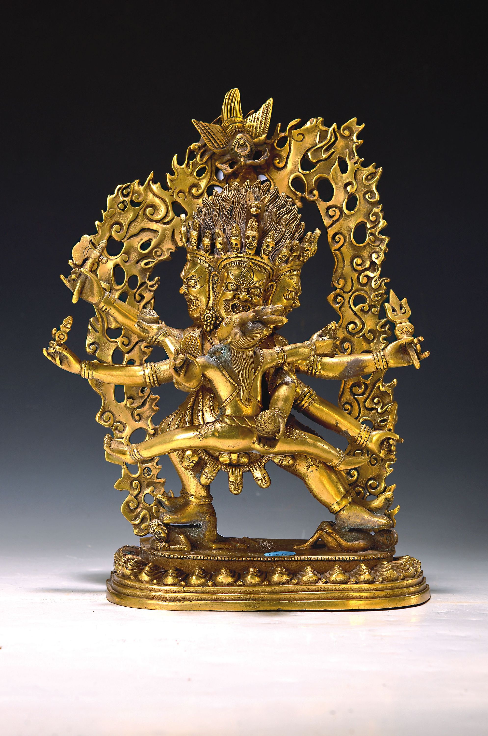 Dharmaschützer Hayagriva, Nepal, Ende 20. Jh. mit seiner Weisheitspartnerin, yab-yum, die Gottheit hat einen Pferdekopf auf seinem Haupt, vor der ...