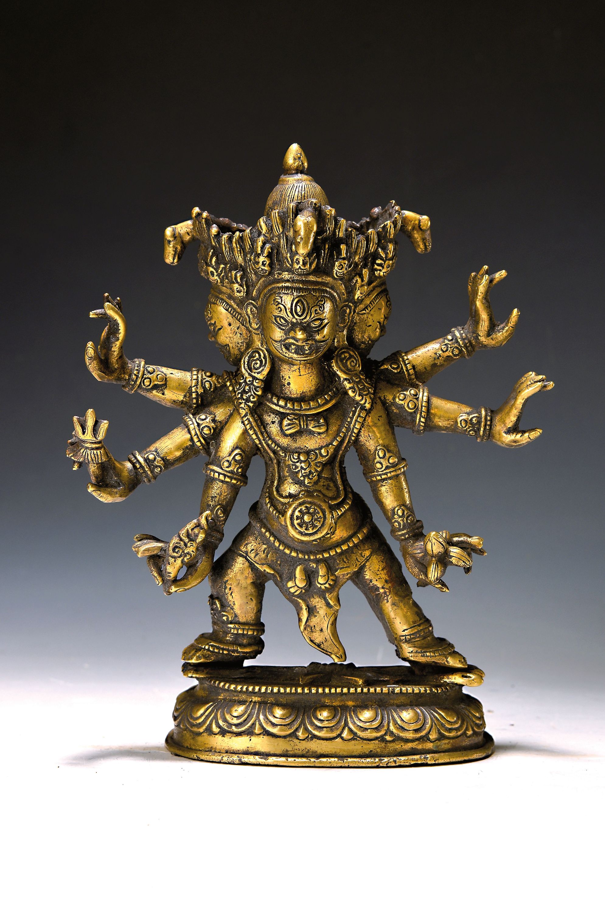 Dharmaschützer Hayagriva, Nepal, 20. Jh., Messing mit Restvergoldung, drei Gesichter, zornvoll mit Pferdeköpfen im Haar, sechs Arme, Attribute z.T. ...
