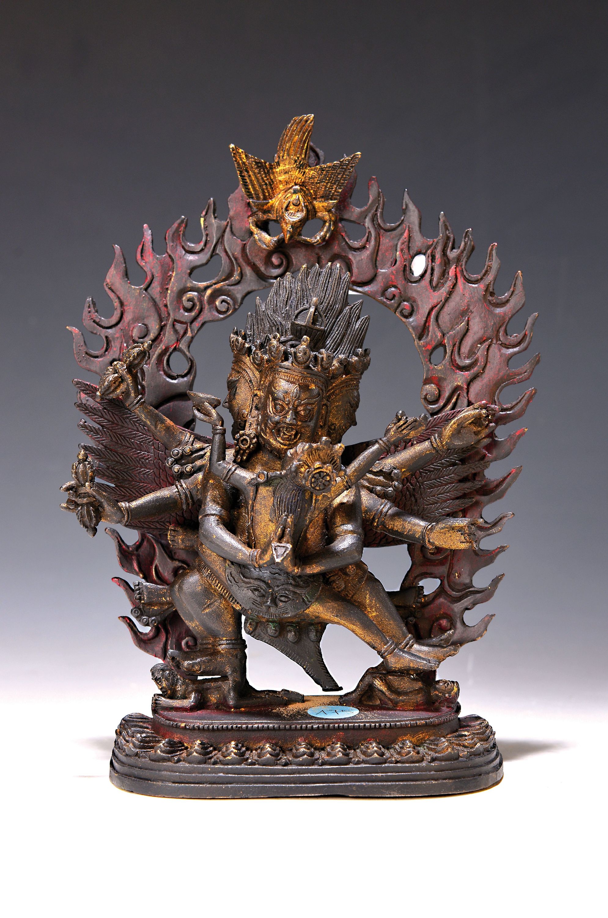 Dreigesichtiger Dharmaschützer Hayagriva, Nepal, 20. Jh., mit seiner Weisheitspartnerin (yab-yum), Hayagriva mit Pferdekopf auf seinem Haupt, Garuda ...