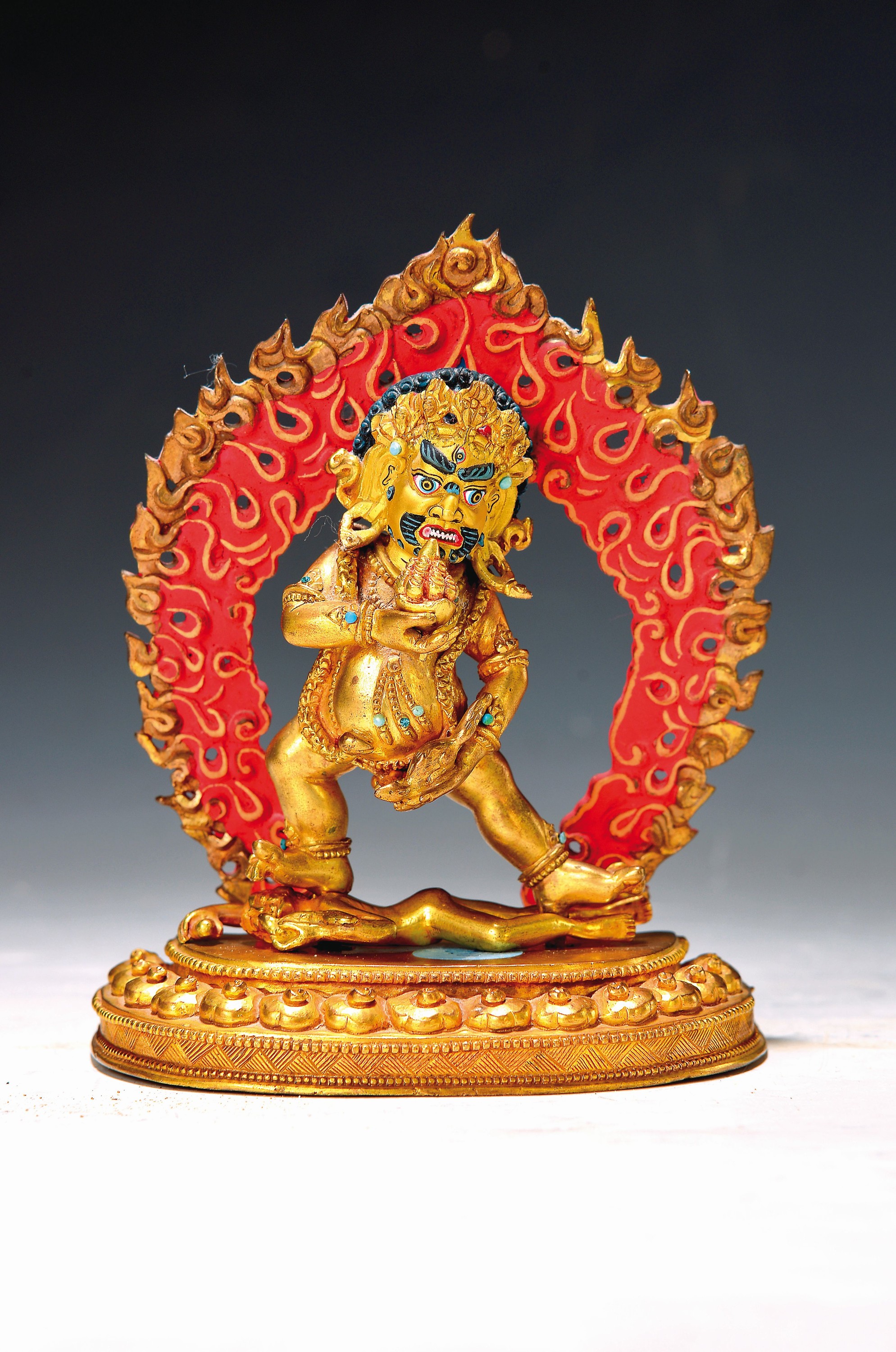 Tantrische Gottheit, Nepal, Ende 20. Jh., Bronze, vergoldet und bunt bemalt, feiner Guß, H. ca. 15 cm