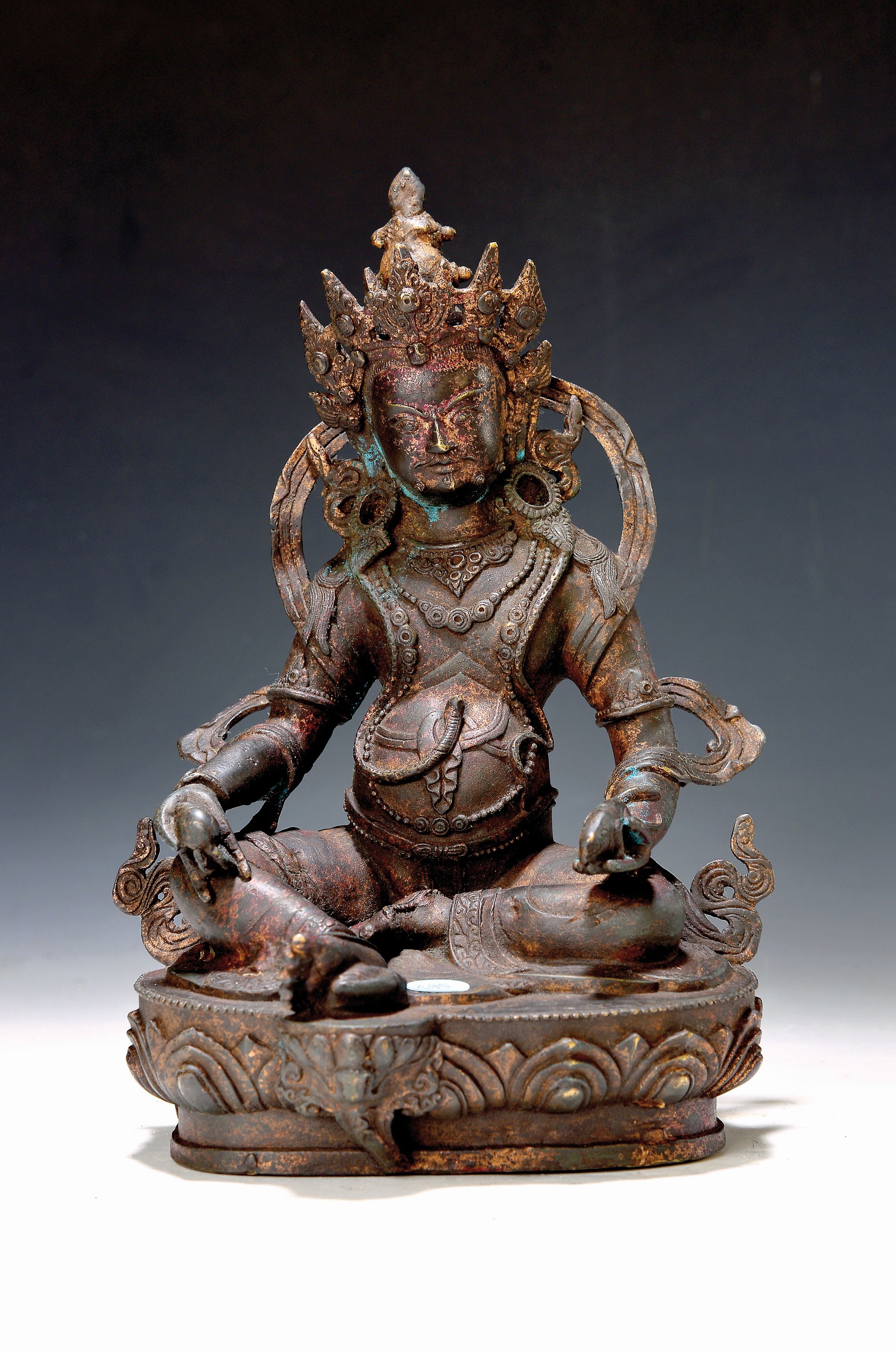 Kubera, China, 20. Jh., Kupferbronze, mit der Zitrone in der rechten Hand und der Juwelenratte in seiner Linken, bemalt, H. ca. 22 cm, Gott des ...