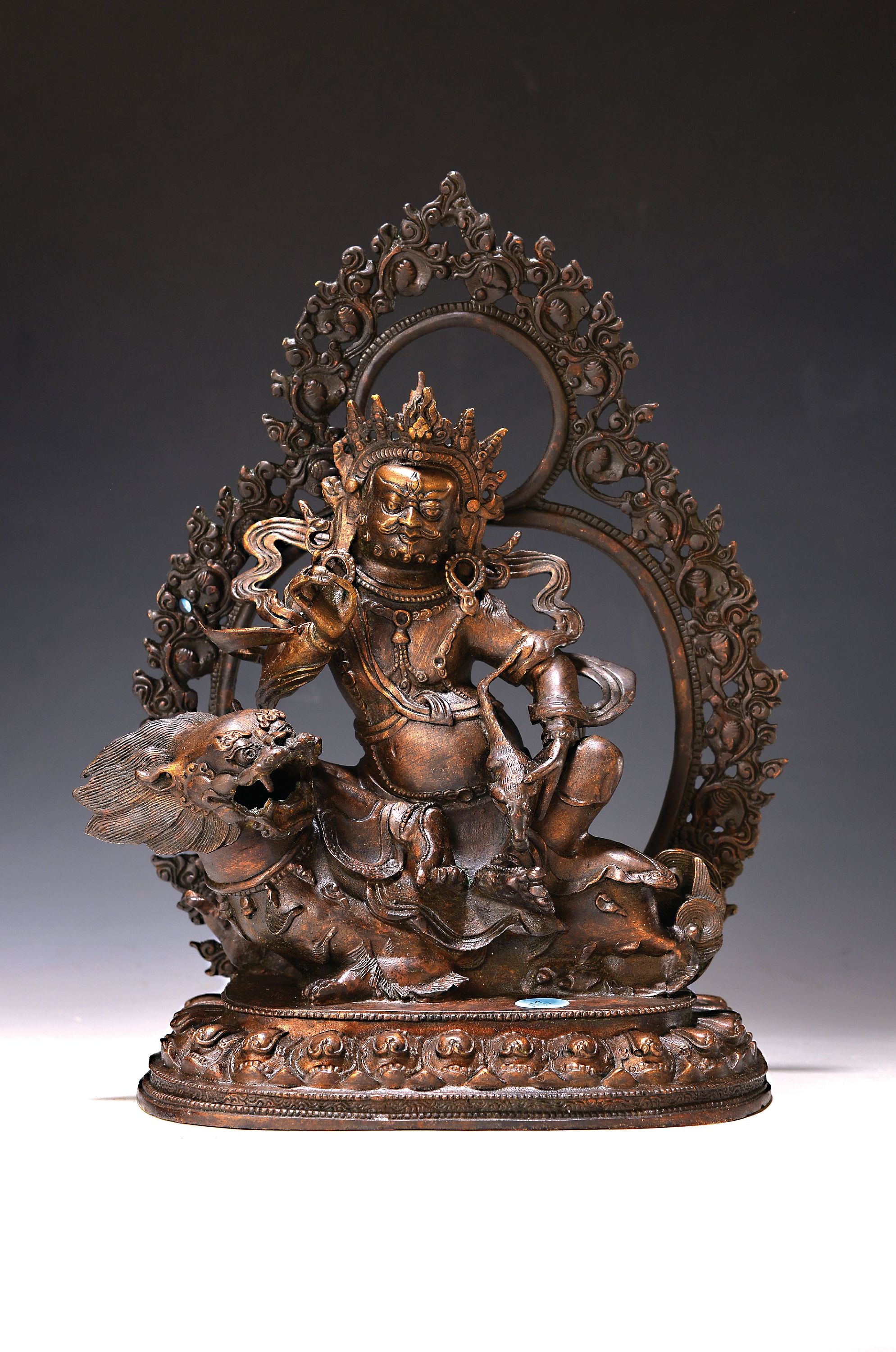 Vaishravana/Reichtumsgott und Lokapala, Nepal, Ende 20. Jh.,Kupferlegierung, Herr der Yakshas und herrscht über den Norden, sein Reittier ist der ...