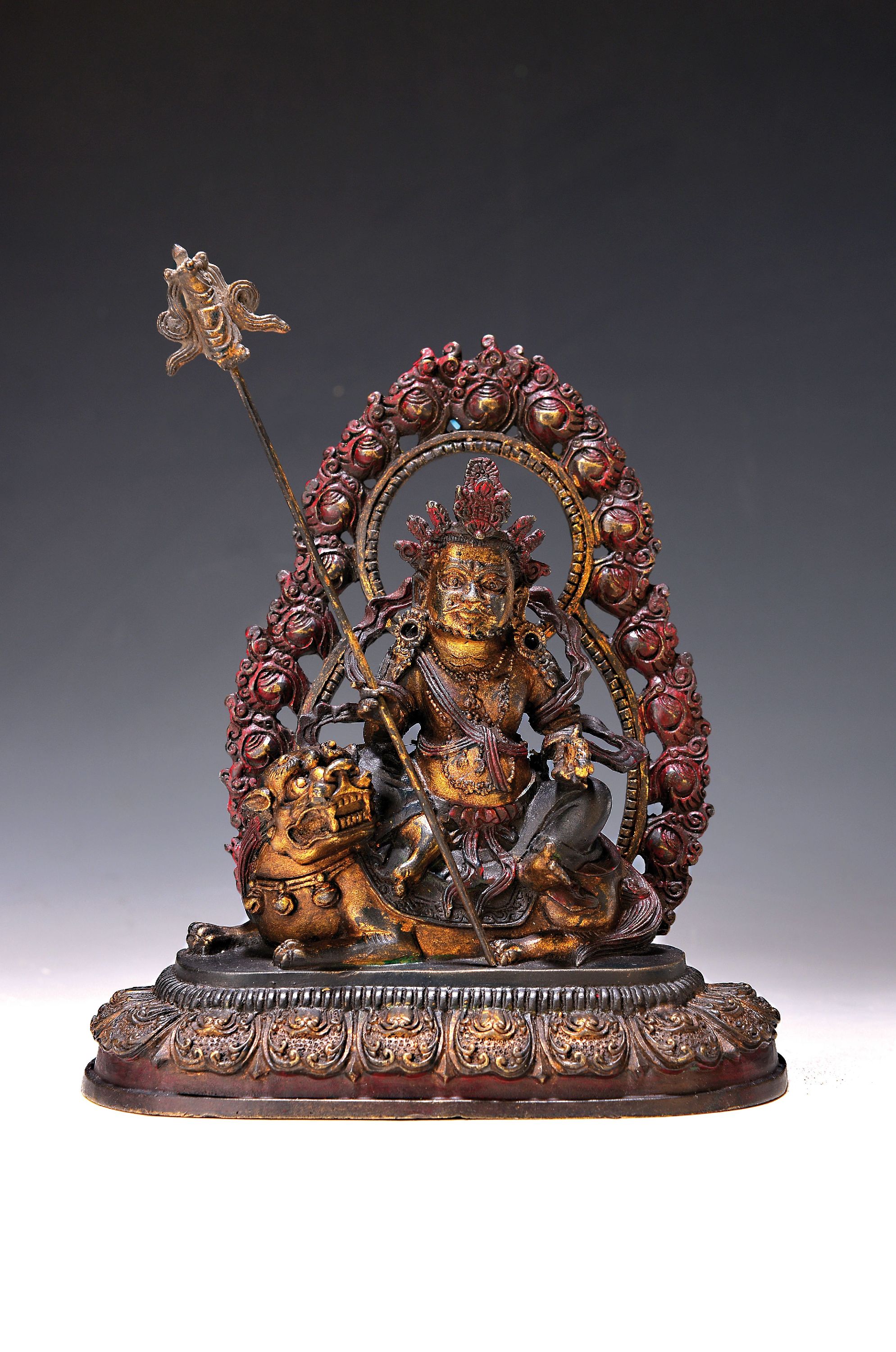 Reichtumsgott Vaishravana mit Mungo, Nepal, 2.Hälfte 20.Jh., auf dem Schneelöwen, reitend, Kupferlegierung, Reste von, Vergoldung und Bemalung, ...