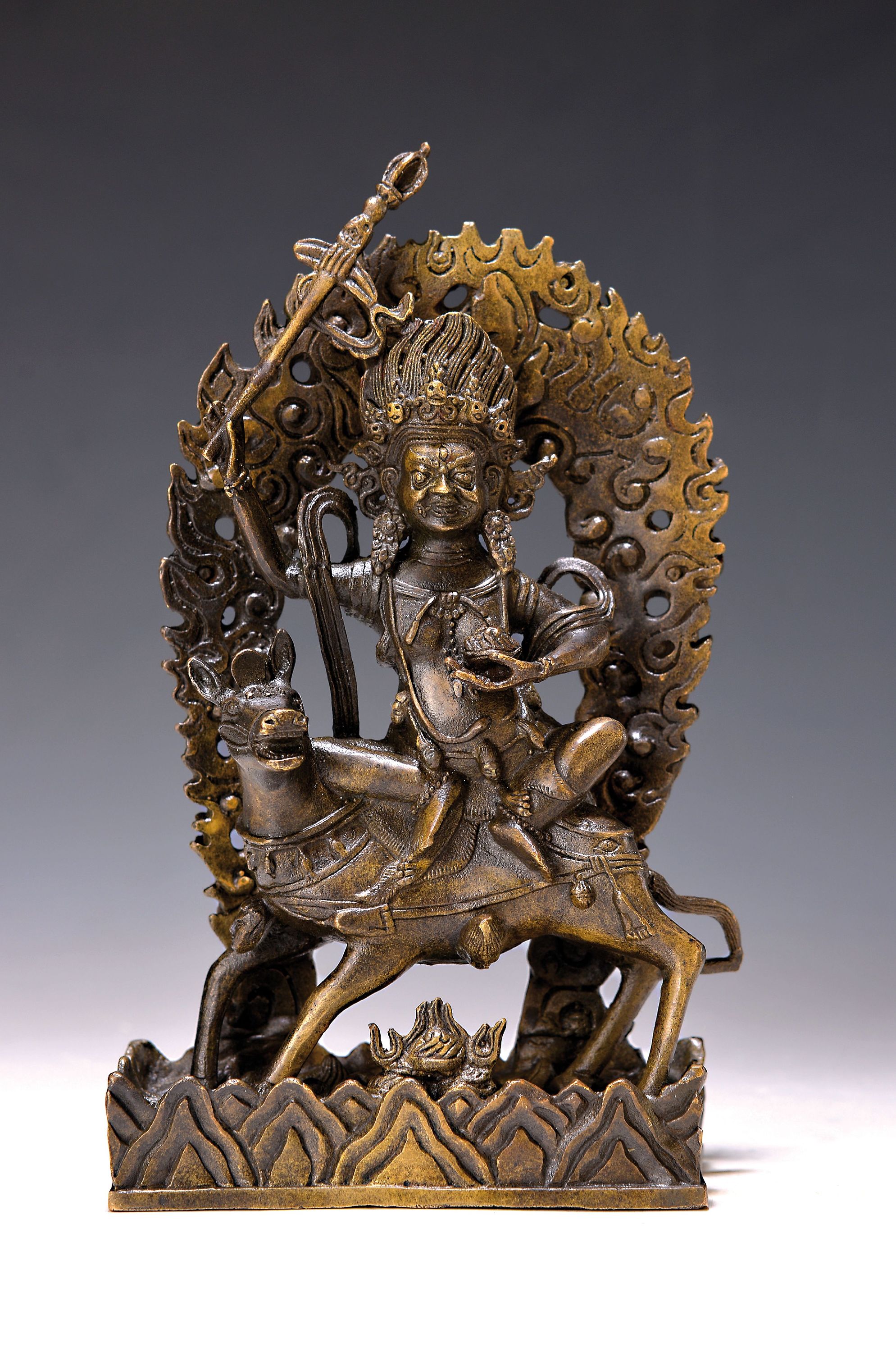 Palden Lhamo auf Maultier, Nepal, 20.Jh., weibliche zornvolle Gottheit mit Vajrakeule, rückseitig rechteckige Öffnung für die Aufnahme der ...
