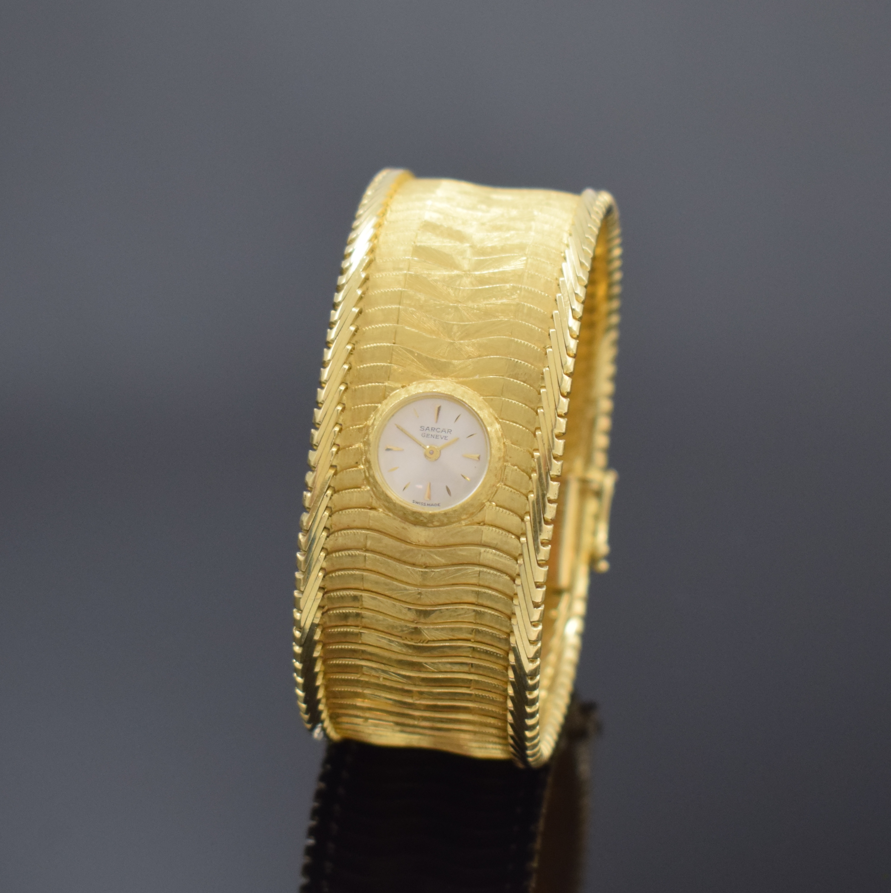 SARCAR ausgefallene Damenarmbanduhr in GG 750/000 mit sogenanntem Backwinder, Schweiz um 1965, Handaufzug, Geh. in Goldband integriert, Aufzug u. ...