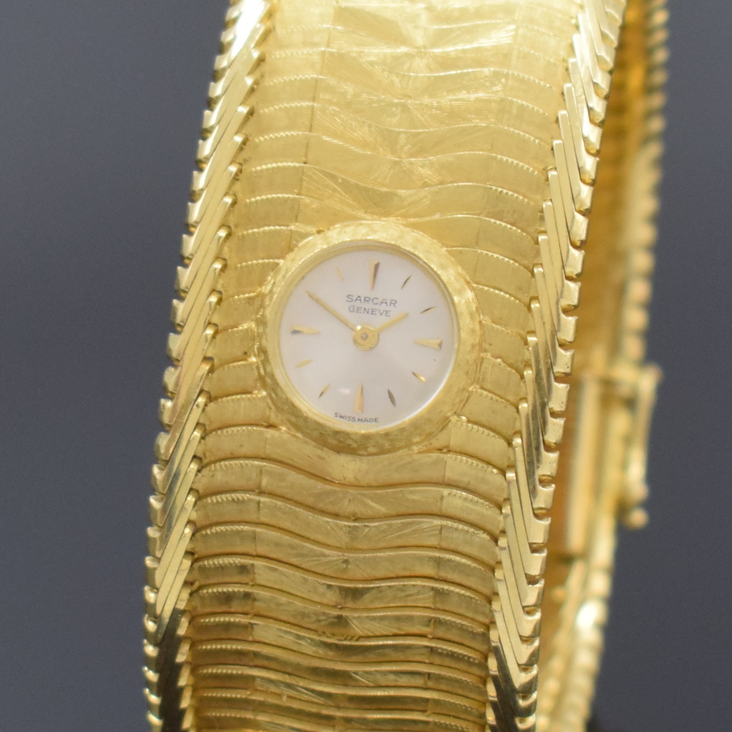 Detail a: SARCAR ausgefallene Damenarmbanduhr in GG 750/000 mit sogenanntem Backwinder, Schweiz um 1965, Handaufzug, Geh. in Goldband integriert, Aufzug u. ...
