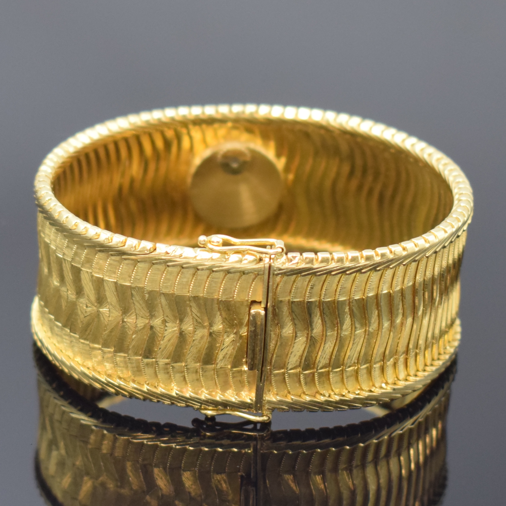 Detail b: SARCAR ausgefallene Damenarmbanduhr in GG 750/000 mit sogenanntem Backwinder, Schweiz um 1965, Handaufzug, Geh. in Goldband integriert, Aufzug u. ...
