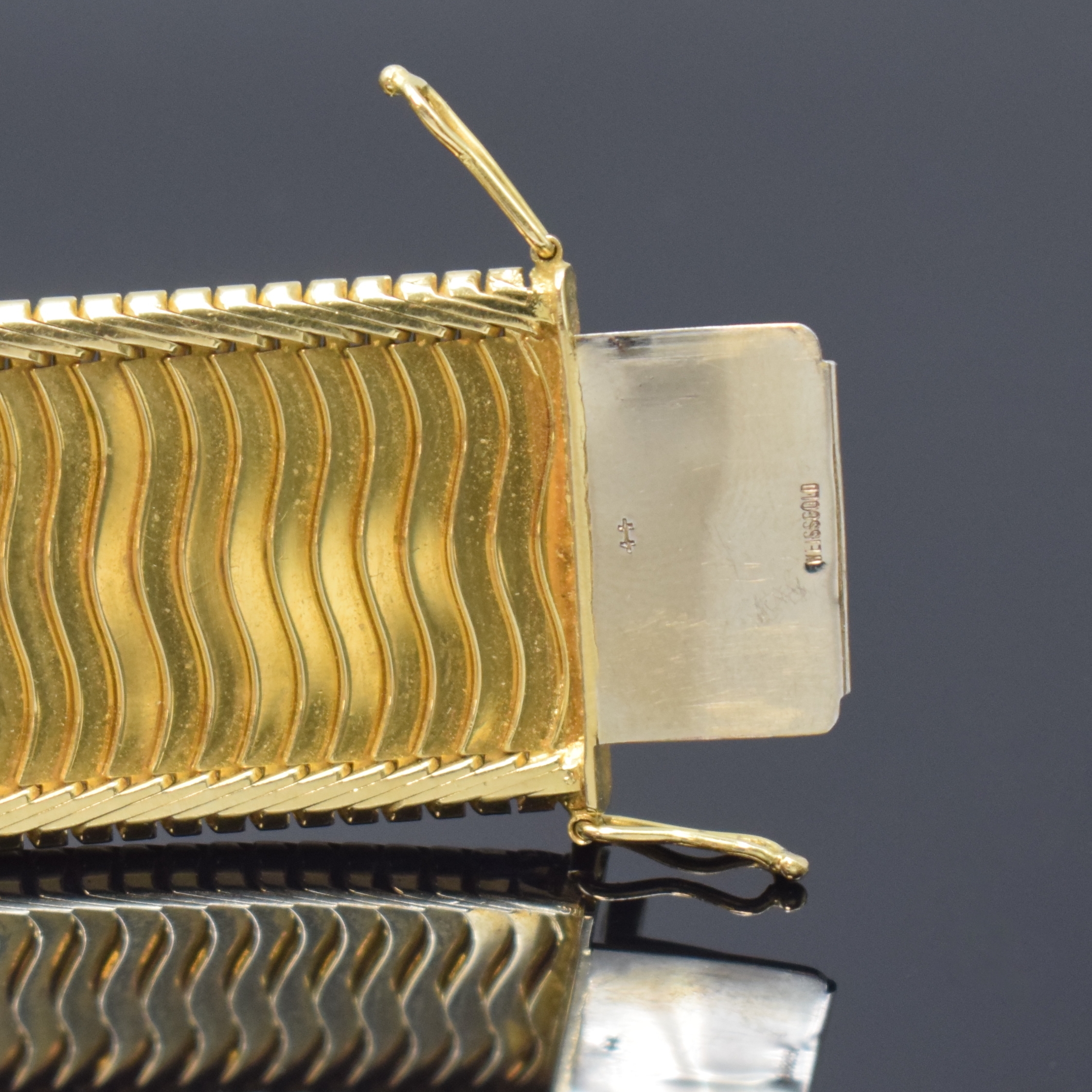 Detail d: SARCAR ausgefallene Damenarmbanduhr in GG 750/000 mit sogenanntem Backwinder, Schweiz um 1965, Handaufzug, Geh. in Goldband integriert, Aufzug u. ...