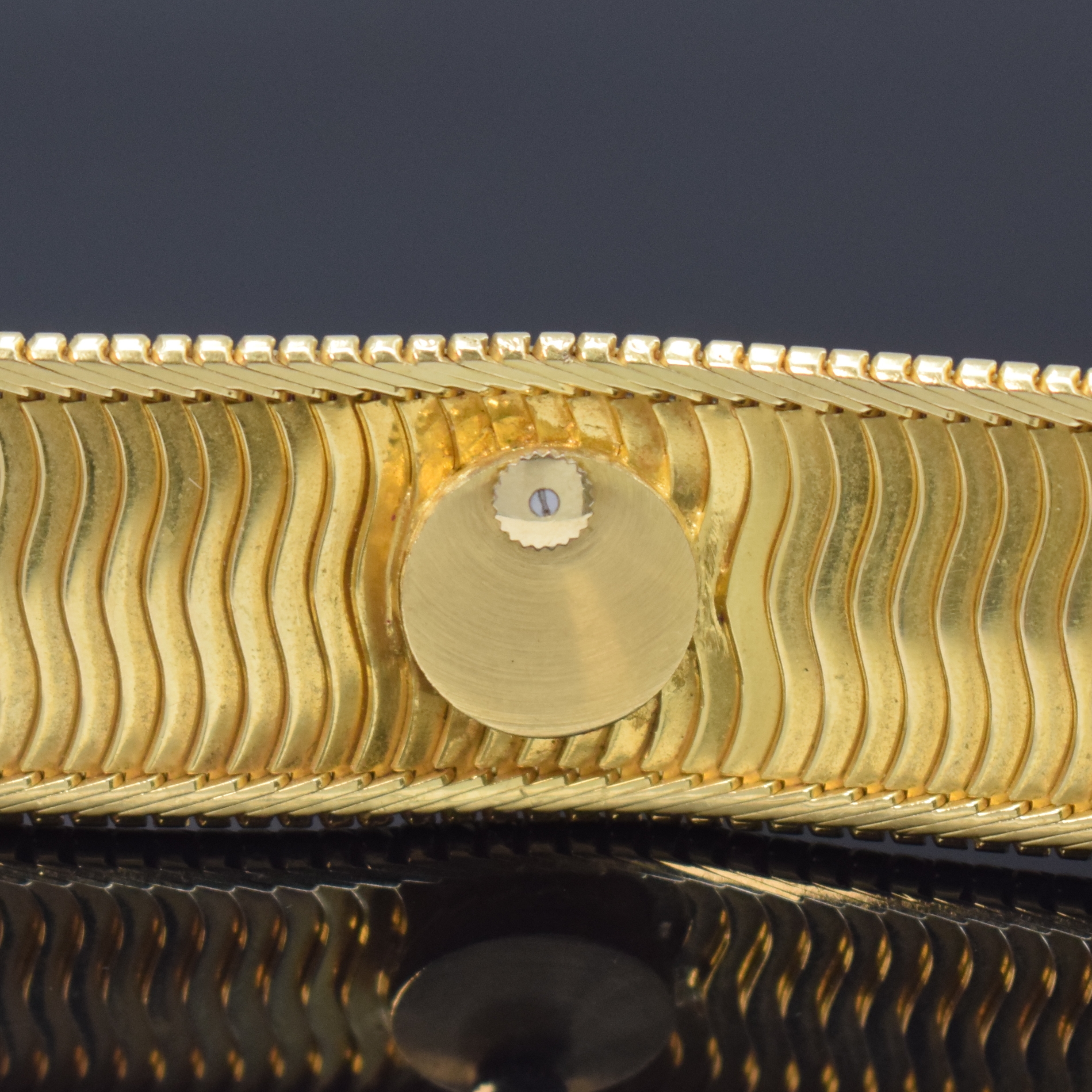 Detail e: SARCAR ausgefallene Damenarmbanduhr in GG 750/000 mit sogenanntem Backwinder, Schweiz um 1965, Handaufzug, Geh. in Goldband integriert, Aufzug u. ...