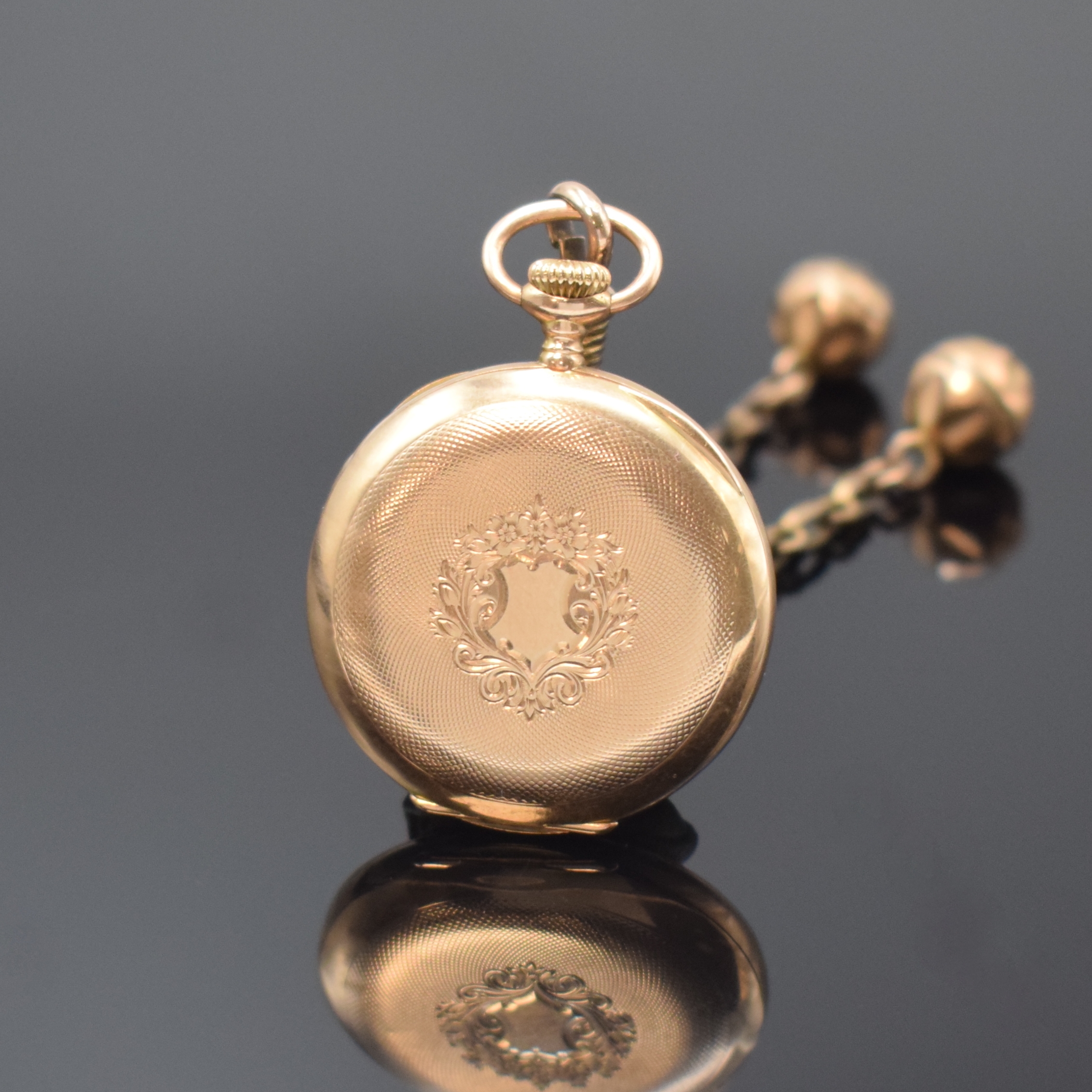 Detail a: Offene Damentaschenuhr in RoseG 585/000 mit vergoldeter Kettenabhängung, Schweiz um 1910, Geh. dell., guill. Rückdeckel m. Monogrammspiegel, ...