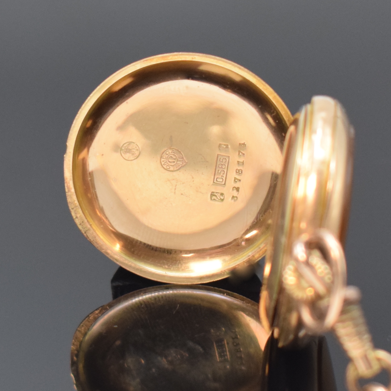 Detail b: Offene Damentaschenuhr in RoseG 585/000 mit vergoldeter Kettenabhängung, Schweiz um 1910, Geh. dell., guill. Rückdeckel m. Monogrammspiegel, ...