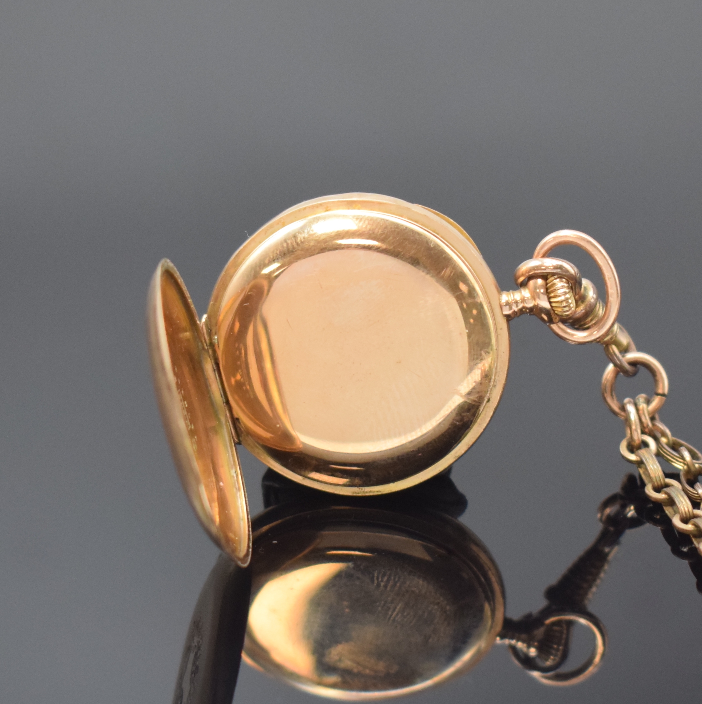 Detail c: Offene Damentaschenuhr in RoseG 585/000 mit vergoldeter Kettenabhängung, Schweiz um 1910, Geh. dell., guill. Rückdeckel m. Monogrammspiegel, ...
