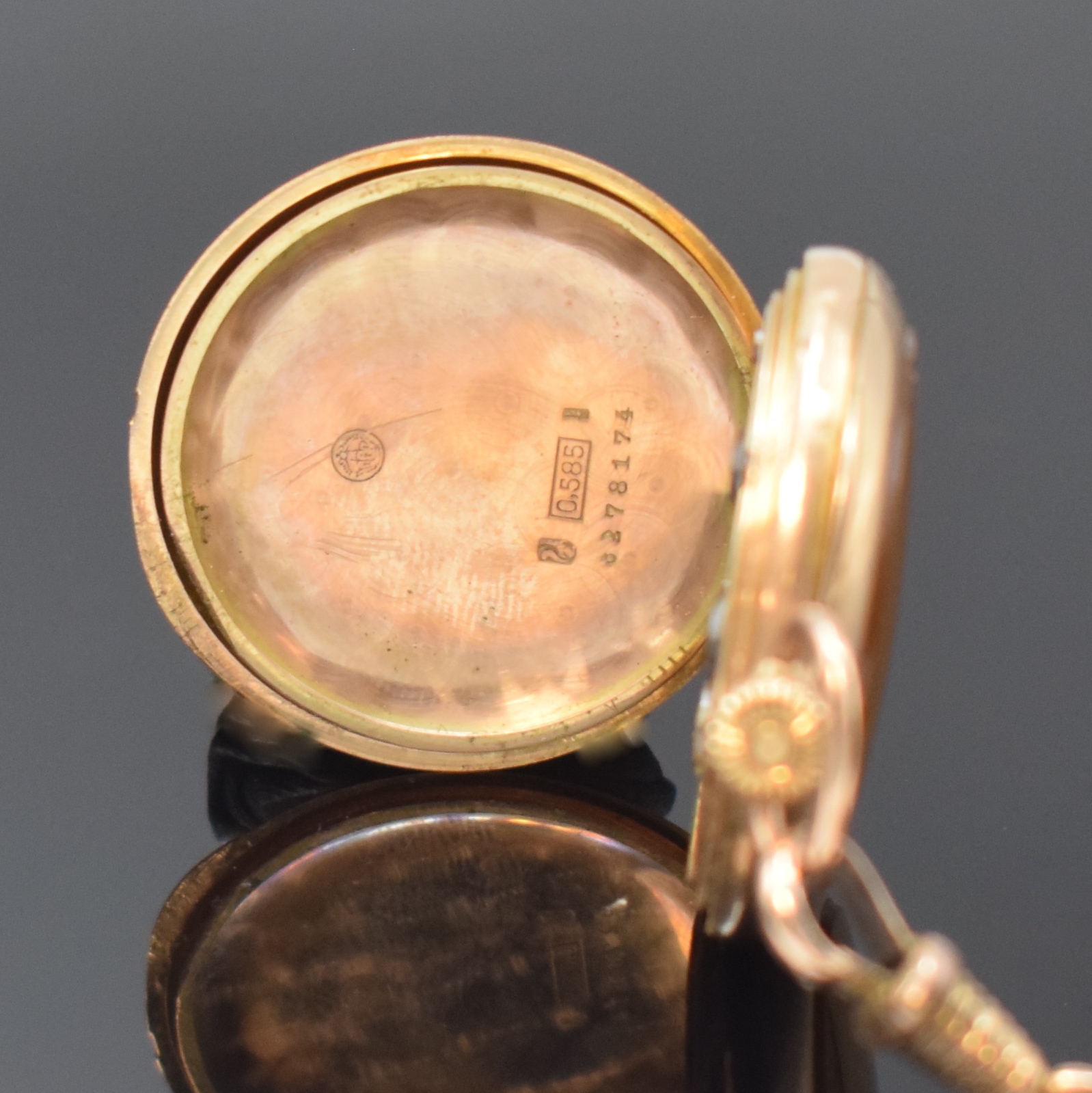 Detail d: Offene Damentaschenuhr in RoseG 585/000 mit vergoldeter Kettenabhängung, Schweiz um 1910, Geh. dell., guill. Rückdeckel m. Monogrammspiegel, ...
