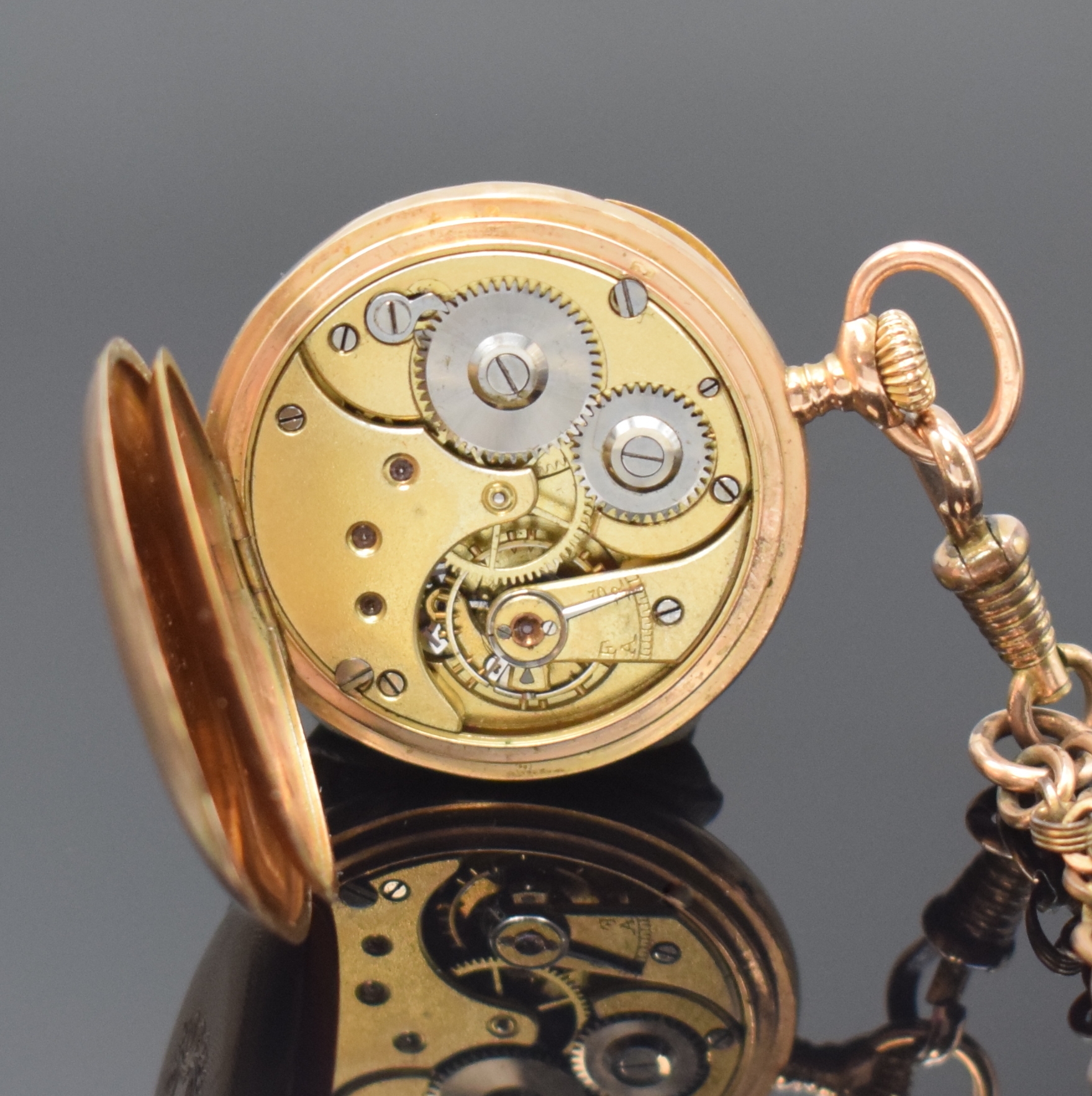 Detail e: Offene Damentaschenuhr in RoseG 585/000 mit vergoldeter Kettenabhängung, Schweiz um 1910, Geh. dell., guill. Rückdeckel m. Monogrammspiegel, ...