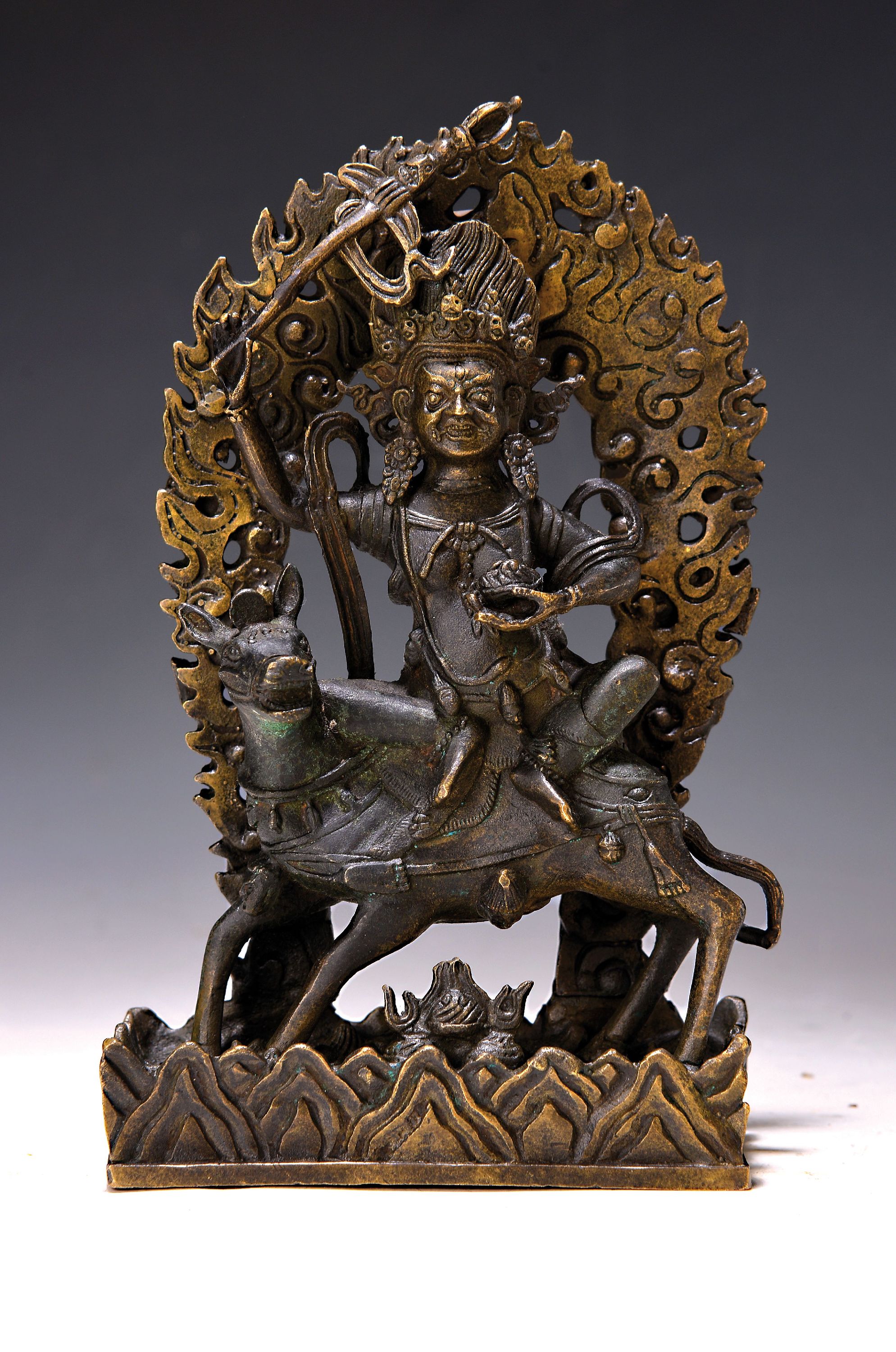 Palden Lhamo auf Maultier, Nepal, 20. Jh., weibliche zornvolle Gottheit mit Vajrakeule , rückseitig rechteckige Öffnung für die Aufnahme der ...