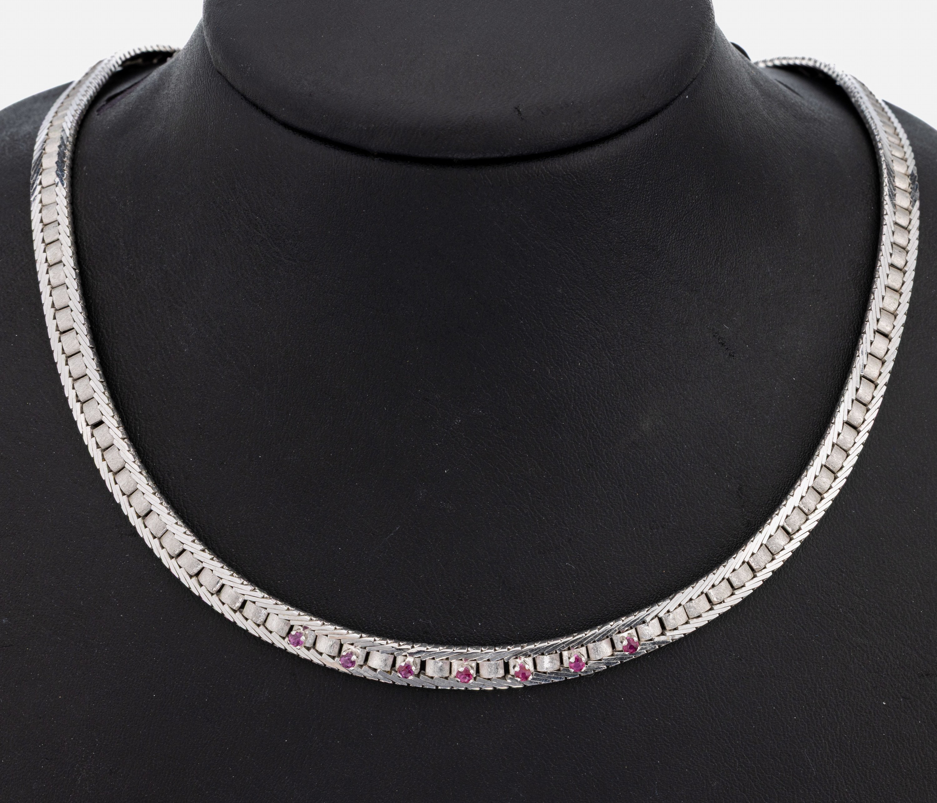 14 kt Gold Rubin-Collier, WG 585/000, z.T. sat. und pol., 7 rundfacett. Rubine, L. ca. 44.5 cm, Kastenschloss mit Sicherheitsacht, ca. 44.4 g