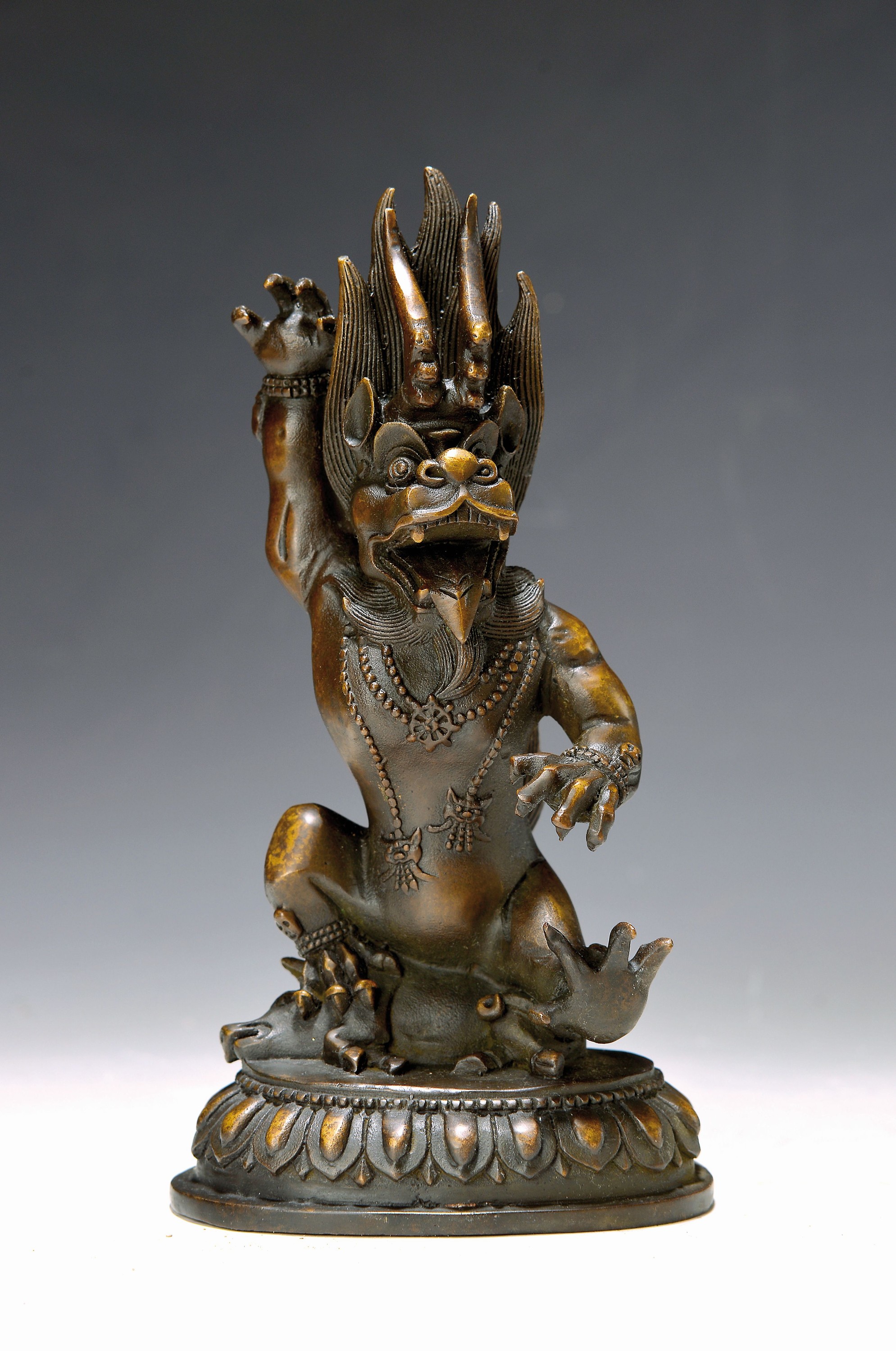 Dämon mit Hörnern, China, 20. Jh., auf einem Schwein sitzend, Kupferlegierung, H. ca. 23 cm