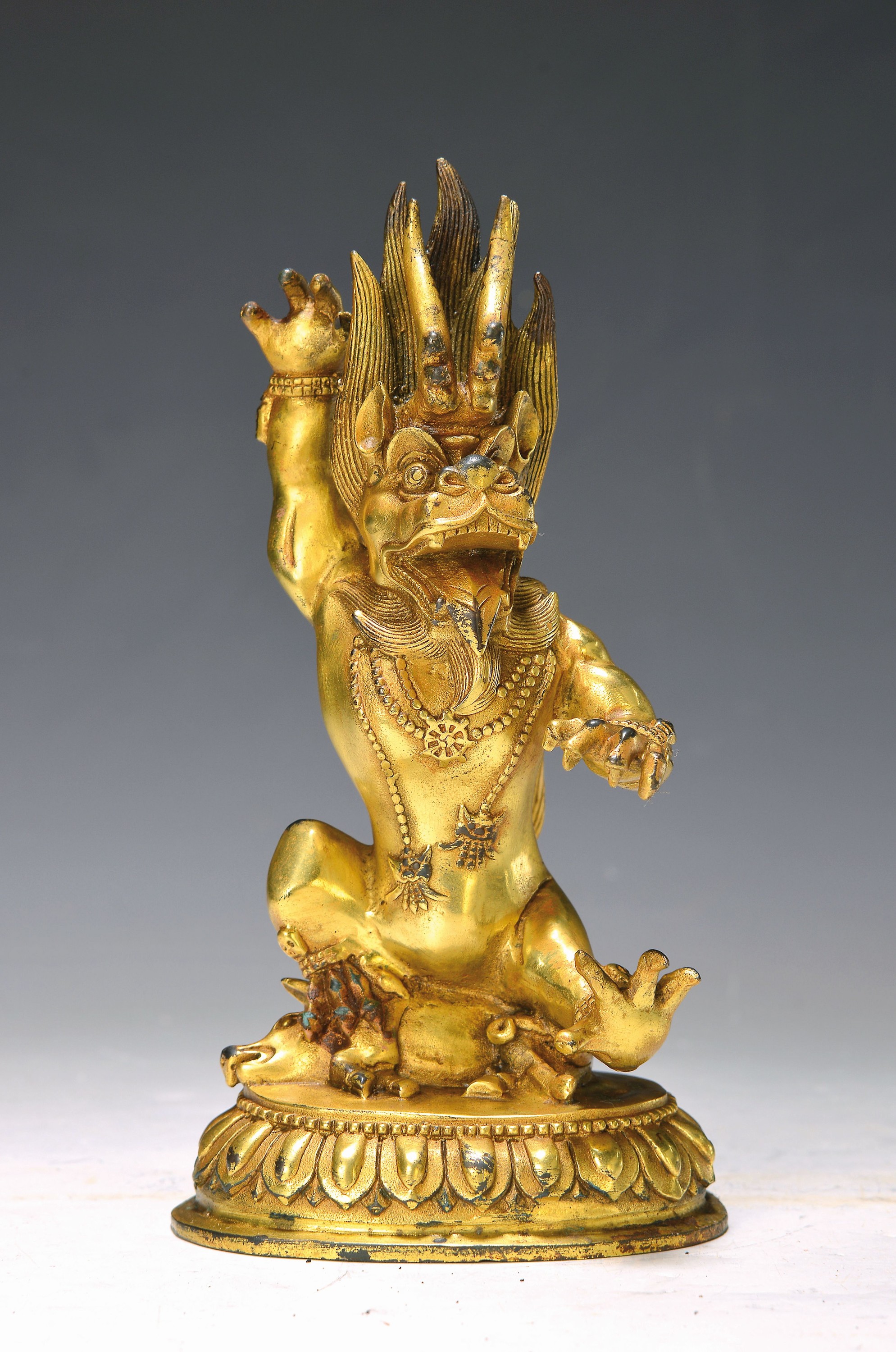 Dämon mit Hörnern, China, um 1950, auf einem Schwein sitzend, Kupferlegierung, H. ca. 23 cm, vergoldet