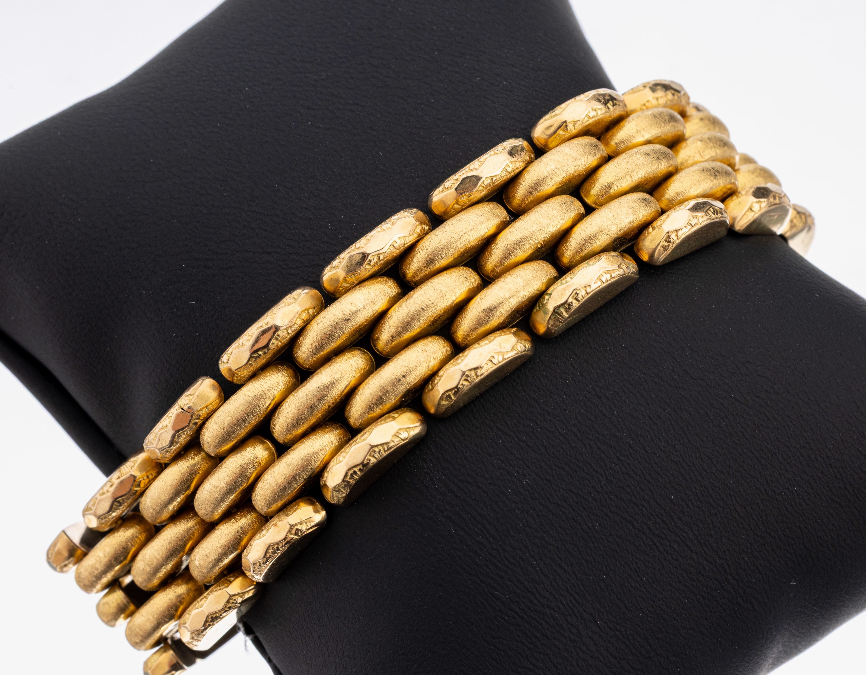 18 kt Gold Armband, GG 750/000, 5-rhg. Backsteinoptik, sat. und pol., B. ca. 2 cm, L.ca. 19 cm, Kastenschloß mit Sicherheitsacht, ca. 44.2 g