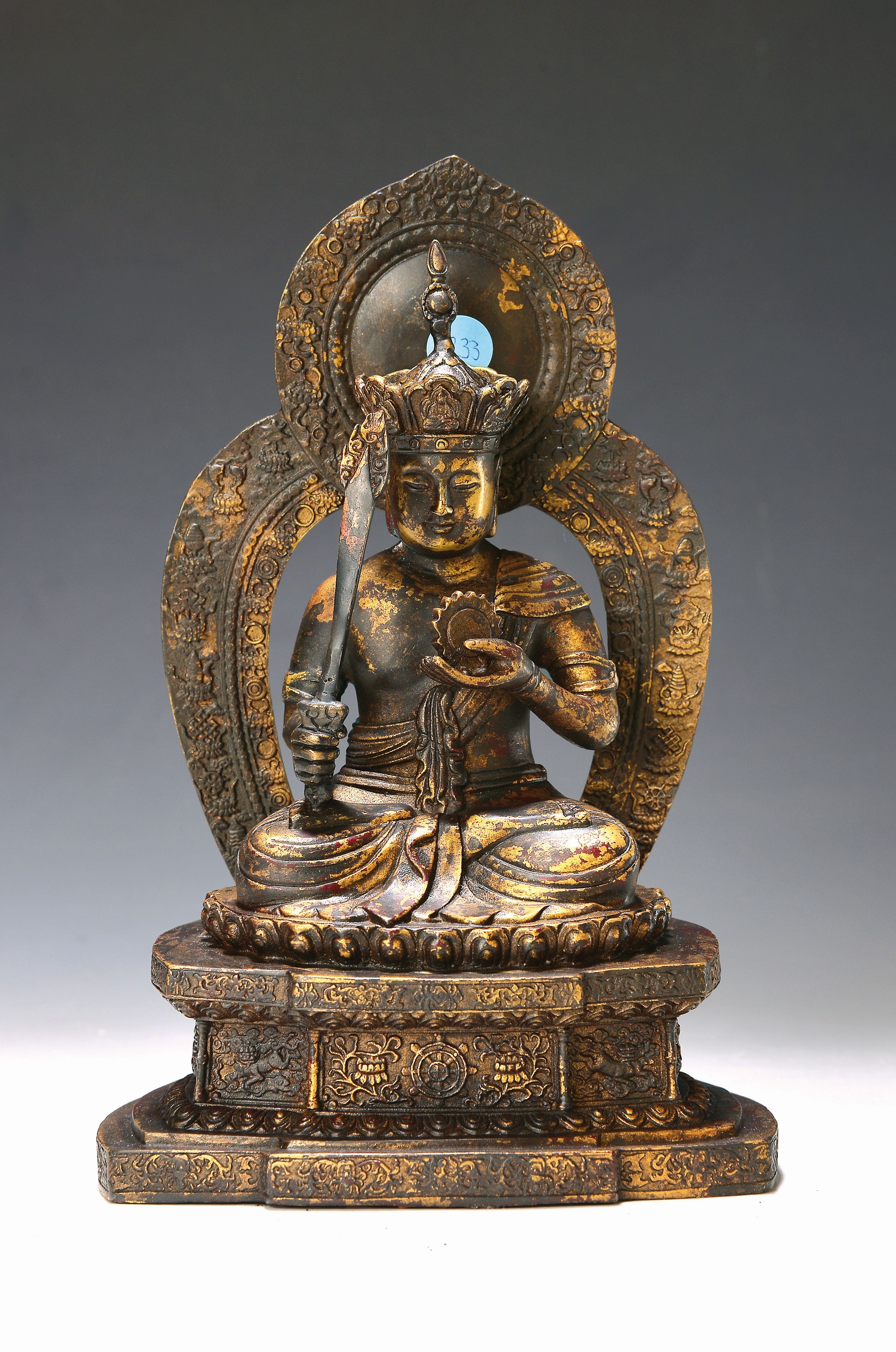 Würdenträger mit Schwert, China, 20. Jh., Bronze, über einem Lotus, auf einem Thron sitzend, Aureole, H. ca. 29 cm