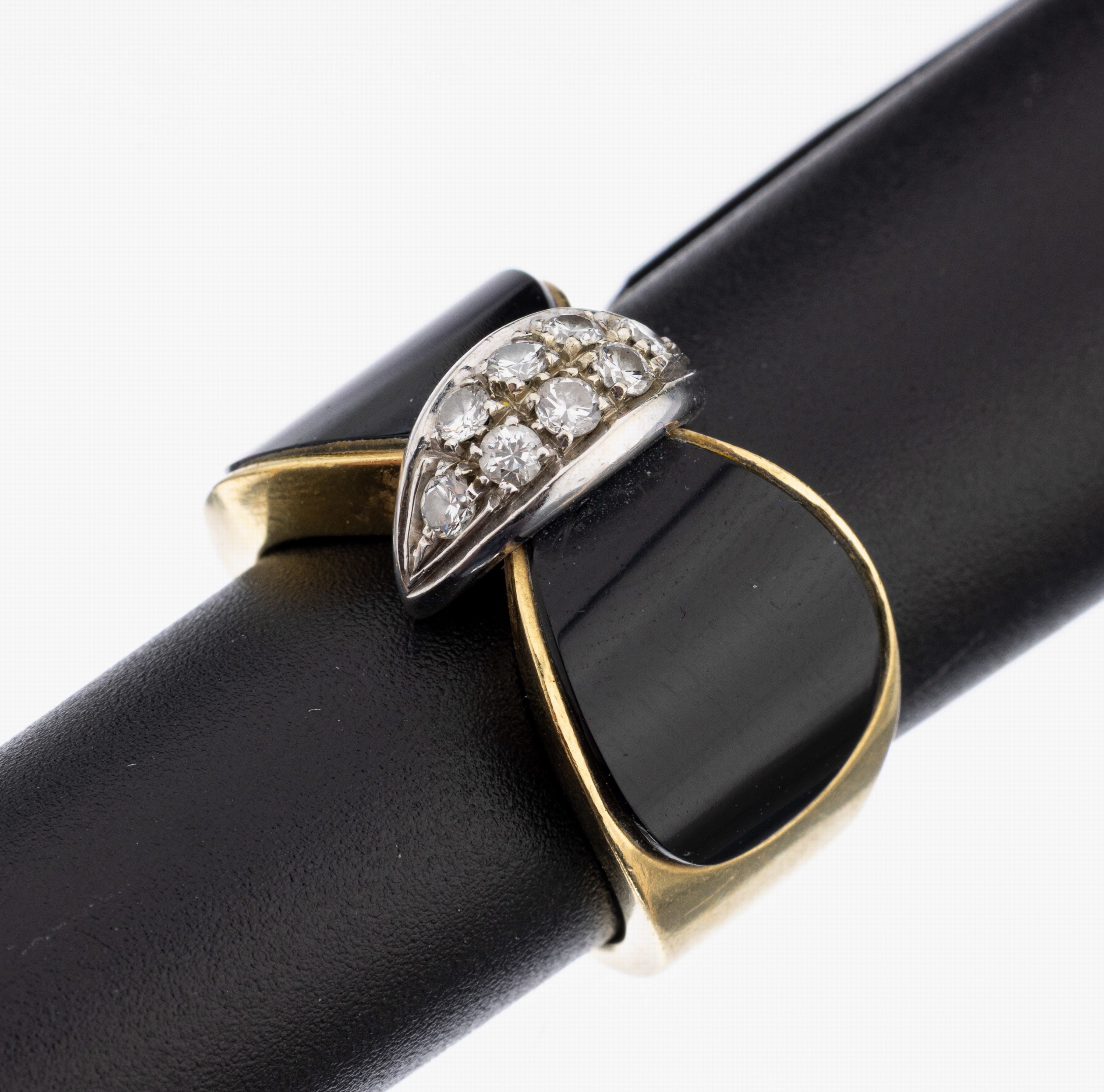 14 kt Gold Brillant-Onyx-Ring, GG/WG 585/000, Ringschultern bes. mit 2 ovale Onyxplatten, mittig 8 in WG gefasste Brillanten zus. ca. 0.22 ct ...