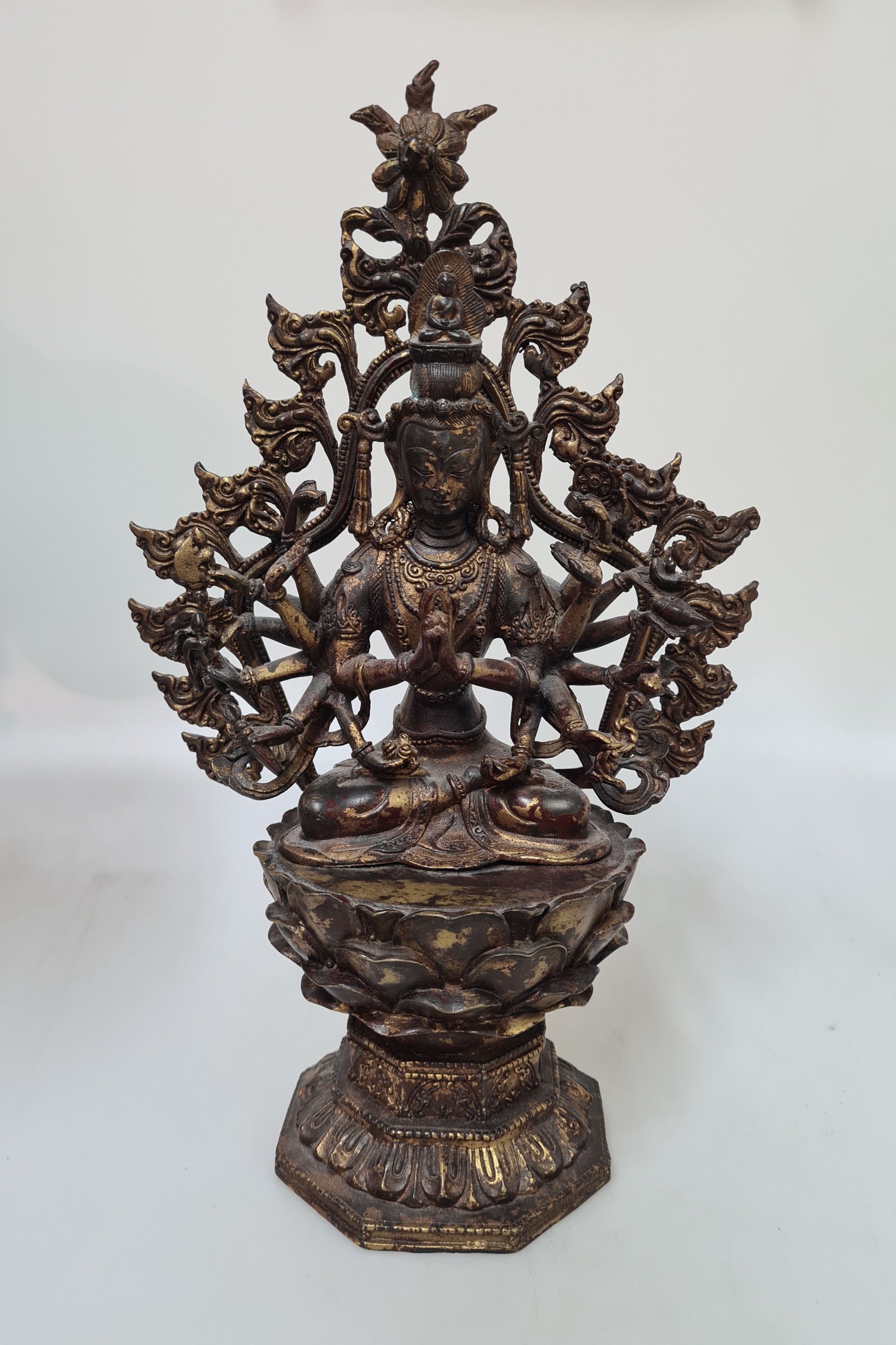 Sechzehnarmige Göttin auf hohem Lotus, China, 20.Jh., Bronze, vergoldet, H. 34 cm