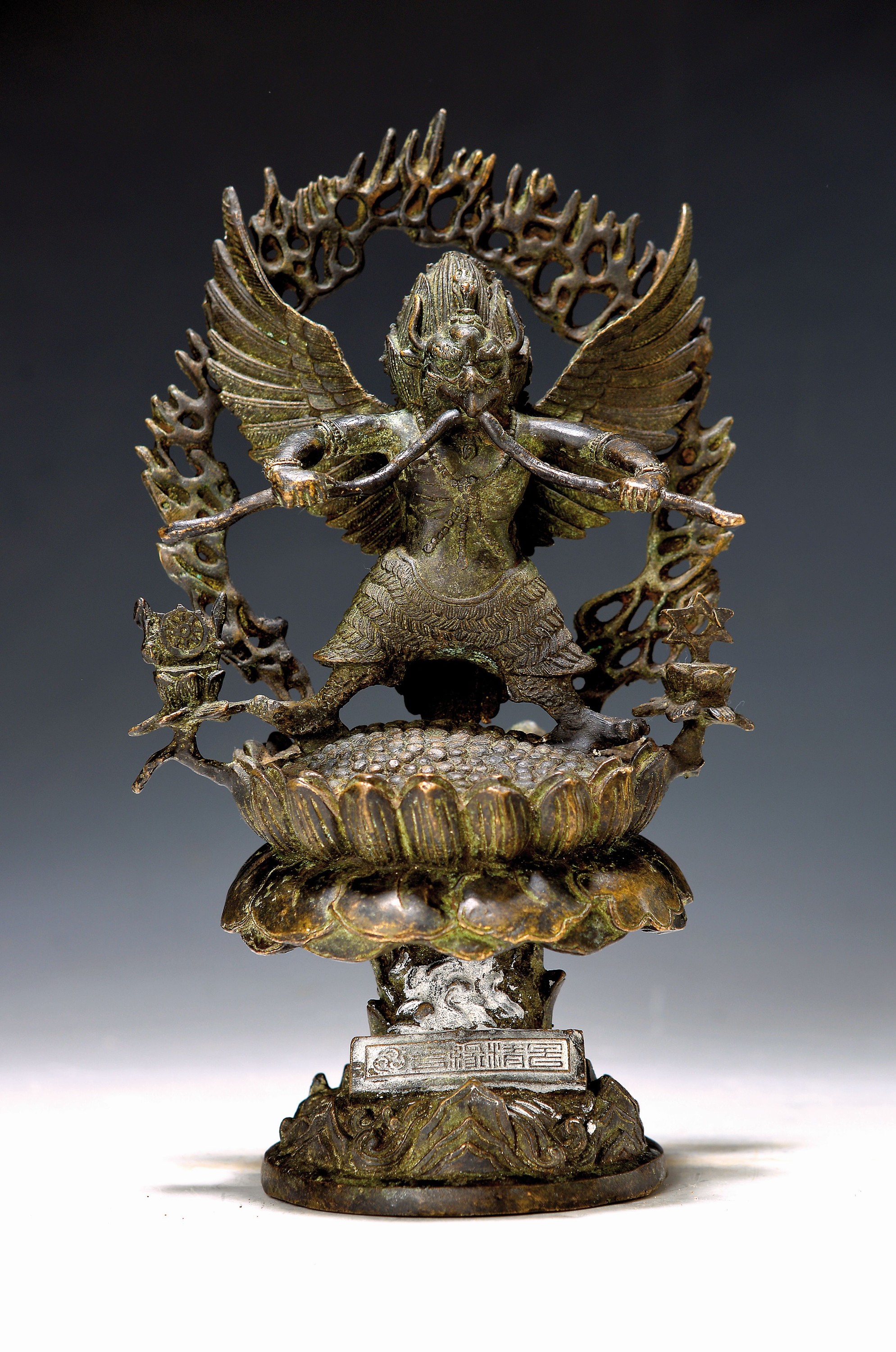 Mythischer Vogel Garuda, Nepal, 20. Jh., Kupferlegierung, vergoldet, H 25 cm, König der vögel, Feind der Schlangen, steht auf einem erhöhten ...