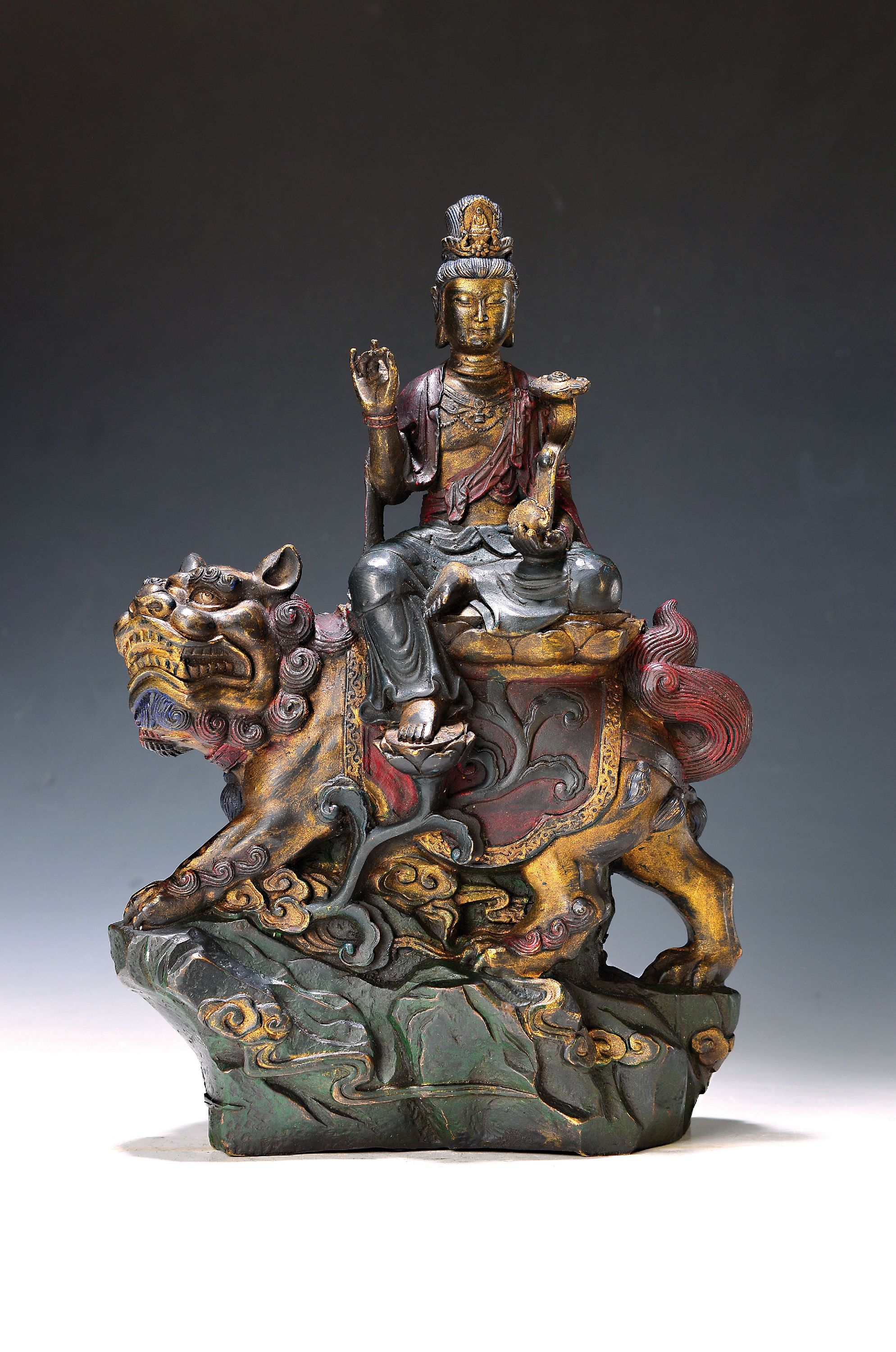 Manjushri/Bodhisattva auf einem Löwen reitend, China 20. Jh., Bodhisattva der Weisheit, Bronze, farbig staffiert, ca. 38 cm