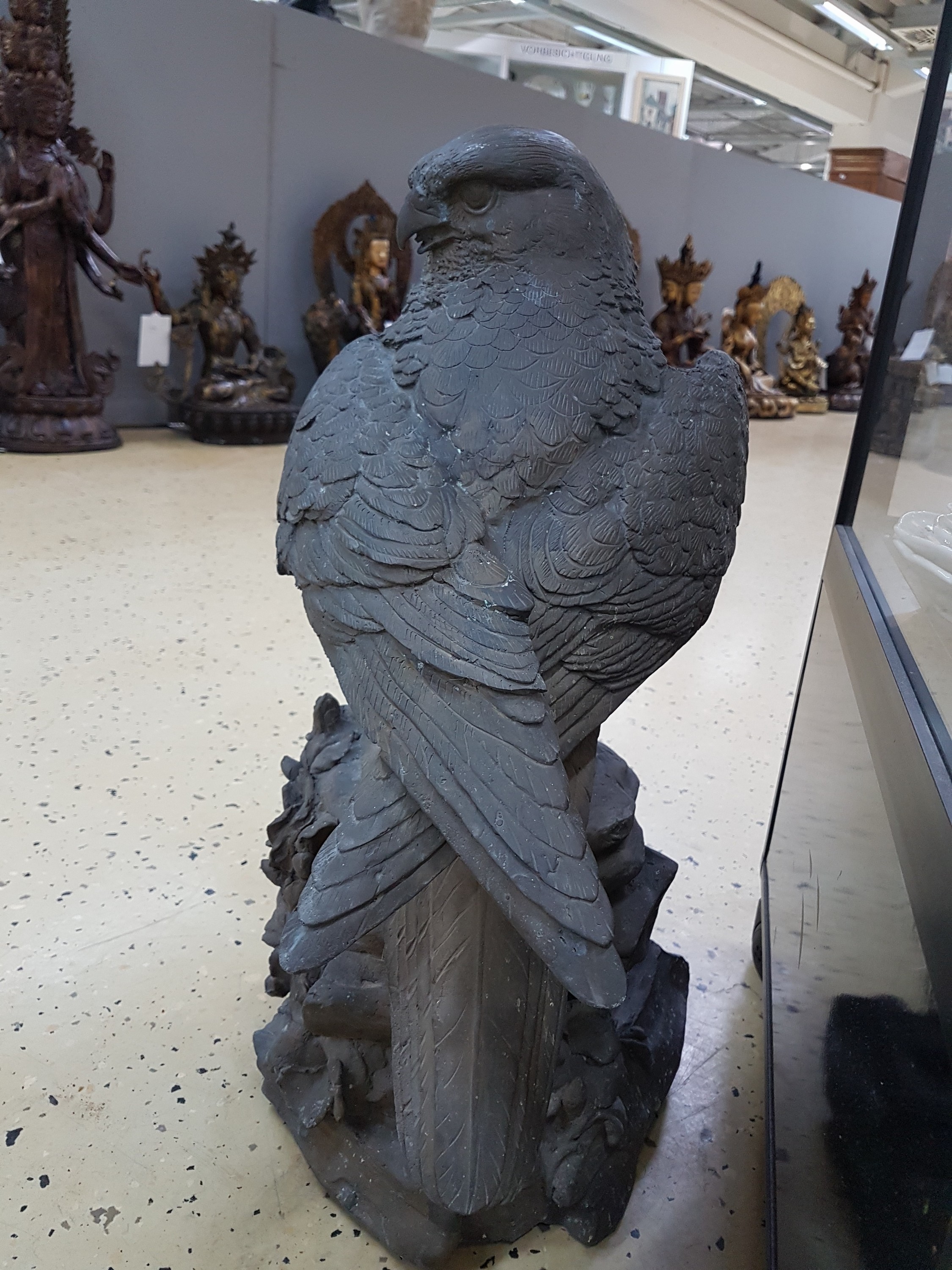 Detail b: Skulptur eines Raubvogels auf Felsen, Metallguß, naturalistische Darstellung, Bewitterungsspuren, H. ca. 58cm
