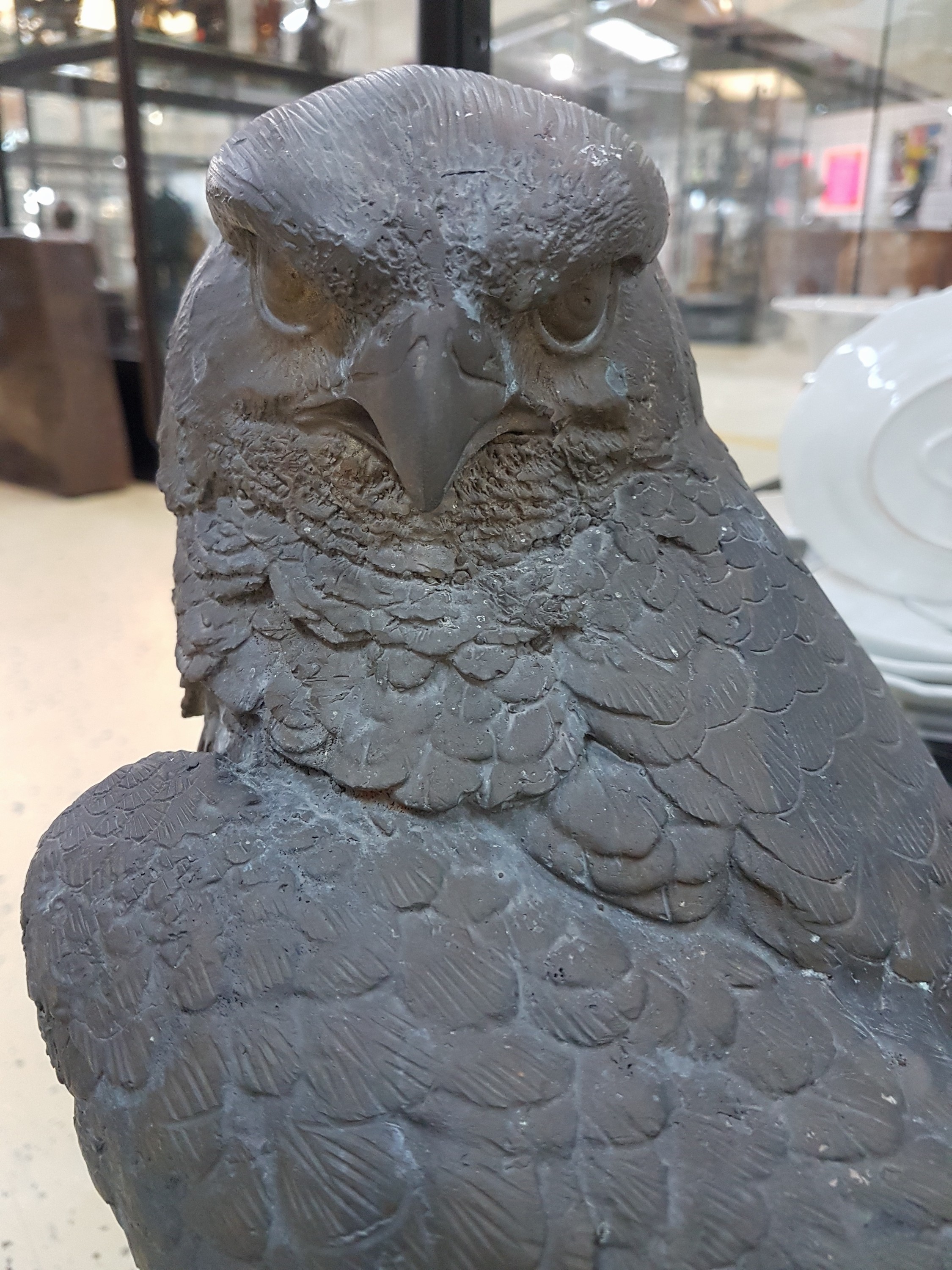 Detail c: Skulptur eines Raubvogels auf Felsen, Metallguß, naturalistische Darstellung, Bewitterungsspuren, H. ca. 58cm