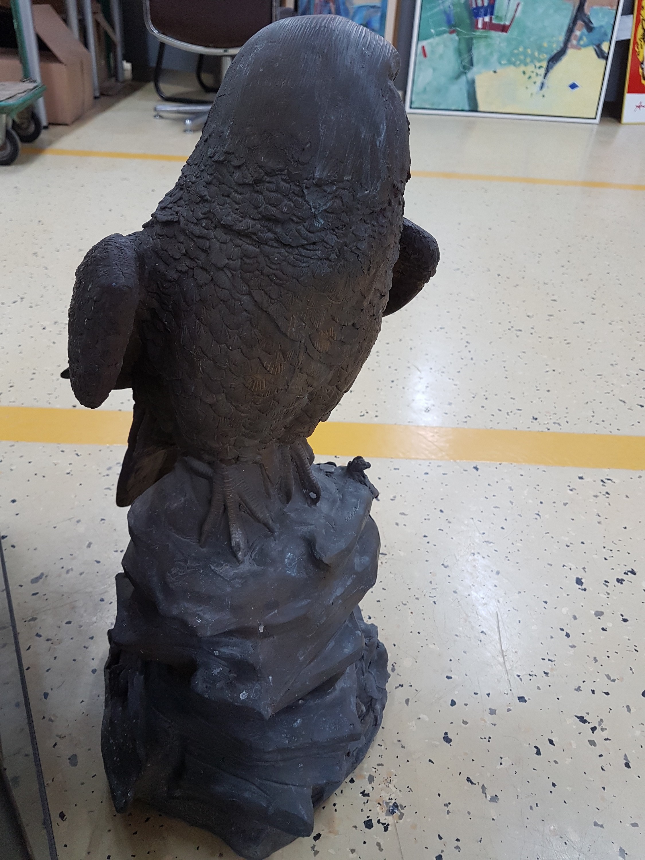 Detail d: Skulptur eines Raubvogels auf Felsen, Metallguß, naturalistische Darstellung, Bewitterungsspuren, H. ca. 58cm