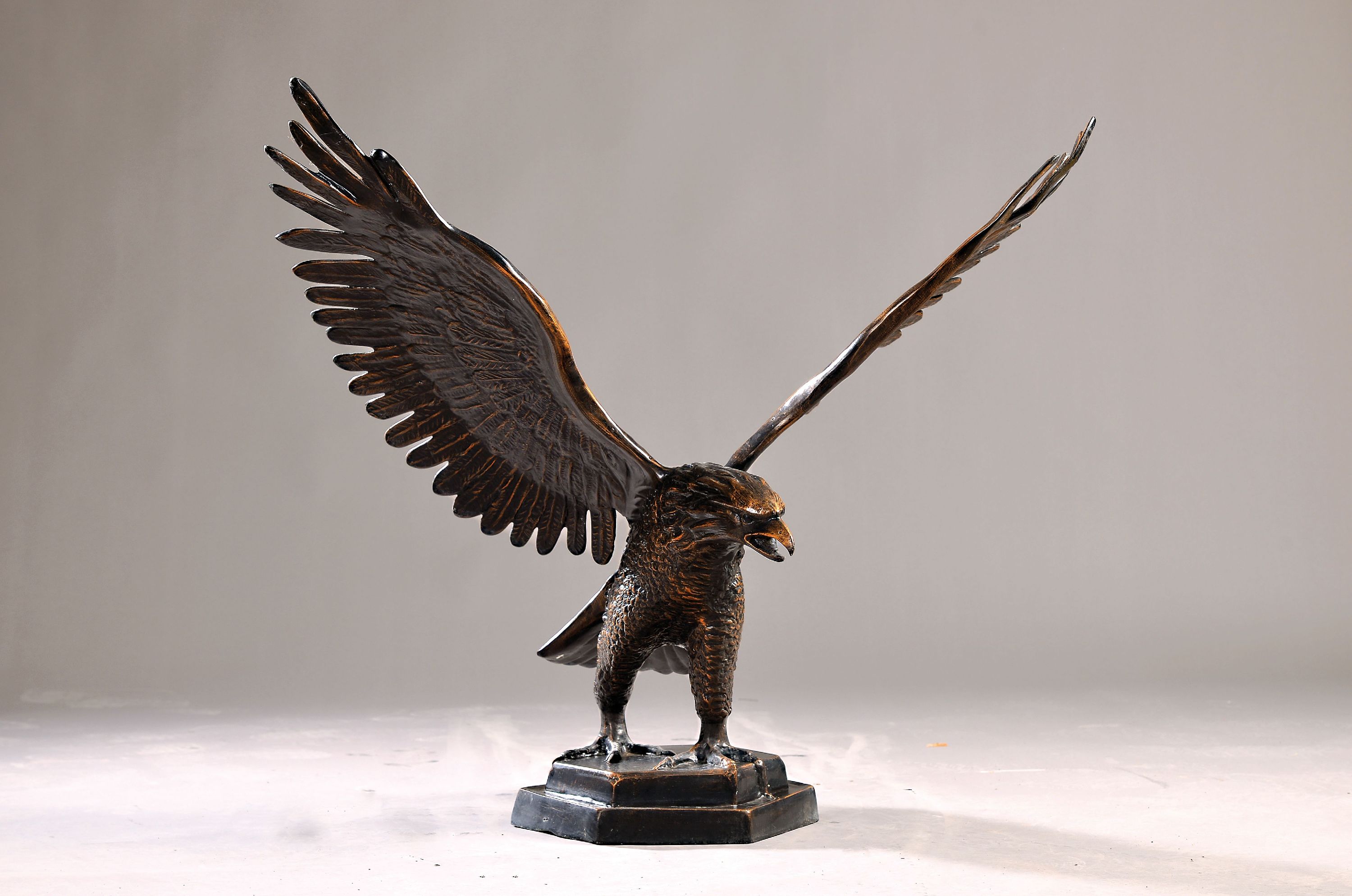 Große Skulptur eines Adlers mit ausgebreiteten Schwingen, 2.H. 20.Jh., Metallguß, ca. 94 x 93 x 68 cm
