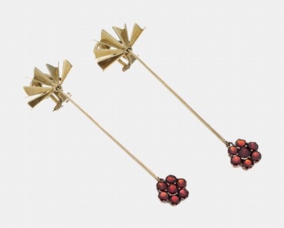 Image Paar 14 kt Gold Granat-Ohrclips, GG 585/000, längliche bewegl. Abhängung, je ...