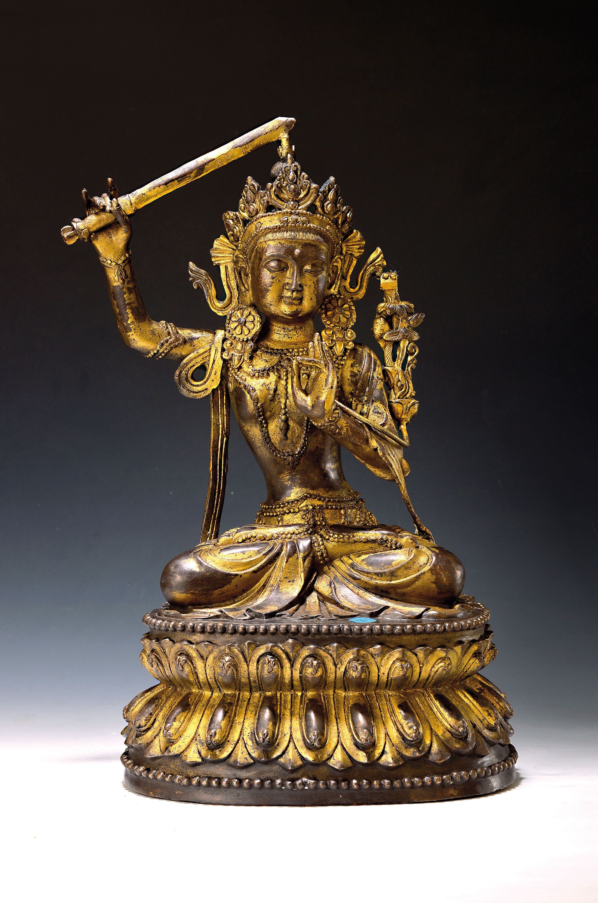 Bodhisattva der Weisheit, Manjushri, Nepal, 20. Jh., Kupferlegierung, vergoldet, mit Schwert und Buch, "Prajnaparamita", H. 39 cm