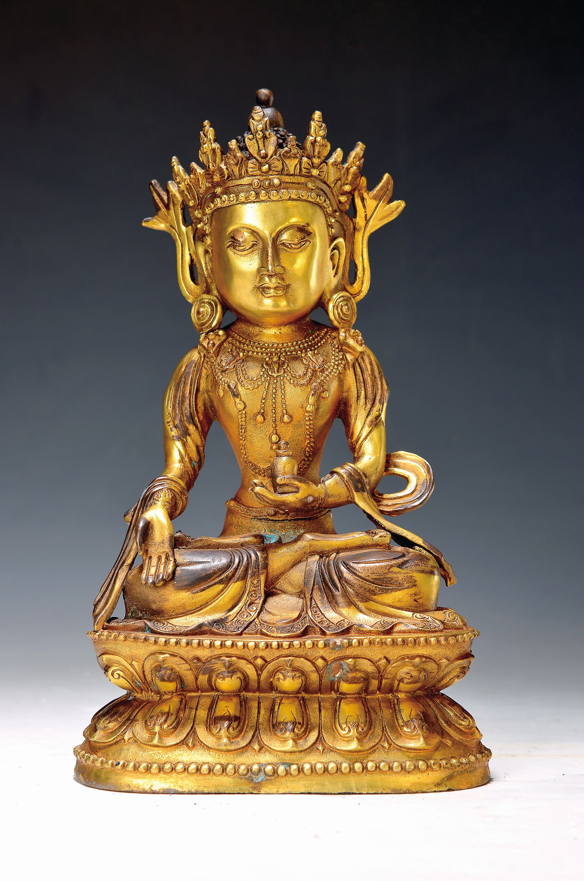 Bodhisattva, China, 20. Jh., Geste der Wünschgewährung und eine Vase haltend, Kupferlegierung, vergoldet, rückseitig Werkstattmarke, H. 28 cm