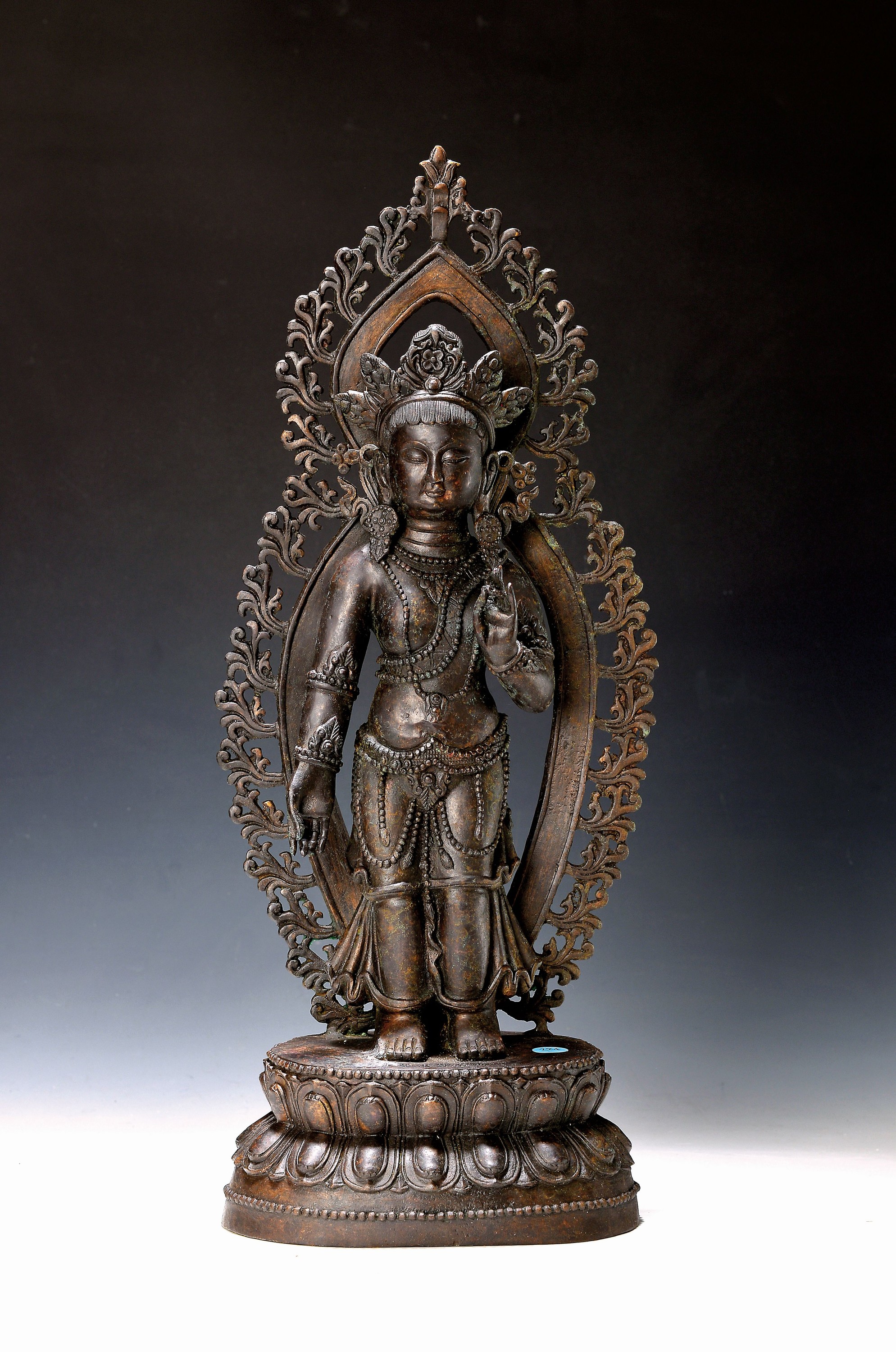 Großer Avalokiteshvara, China, 20. Jh., mit Mandorla, auf Lotussockel, Werkstatt- Marke, Kupferlegierung, H. 57 cm