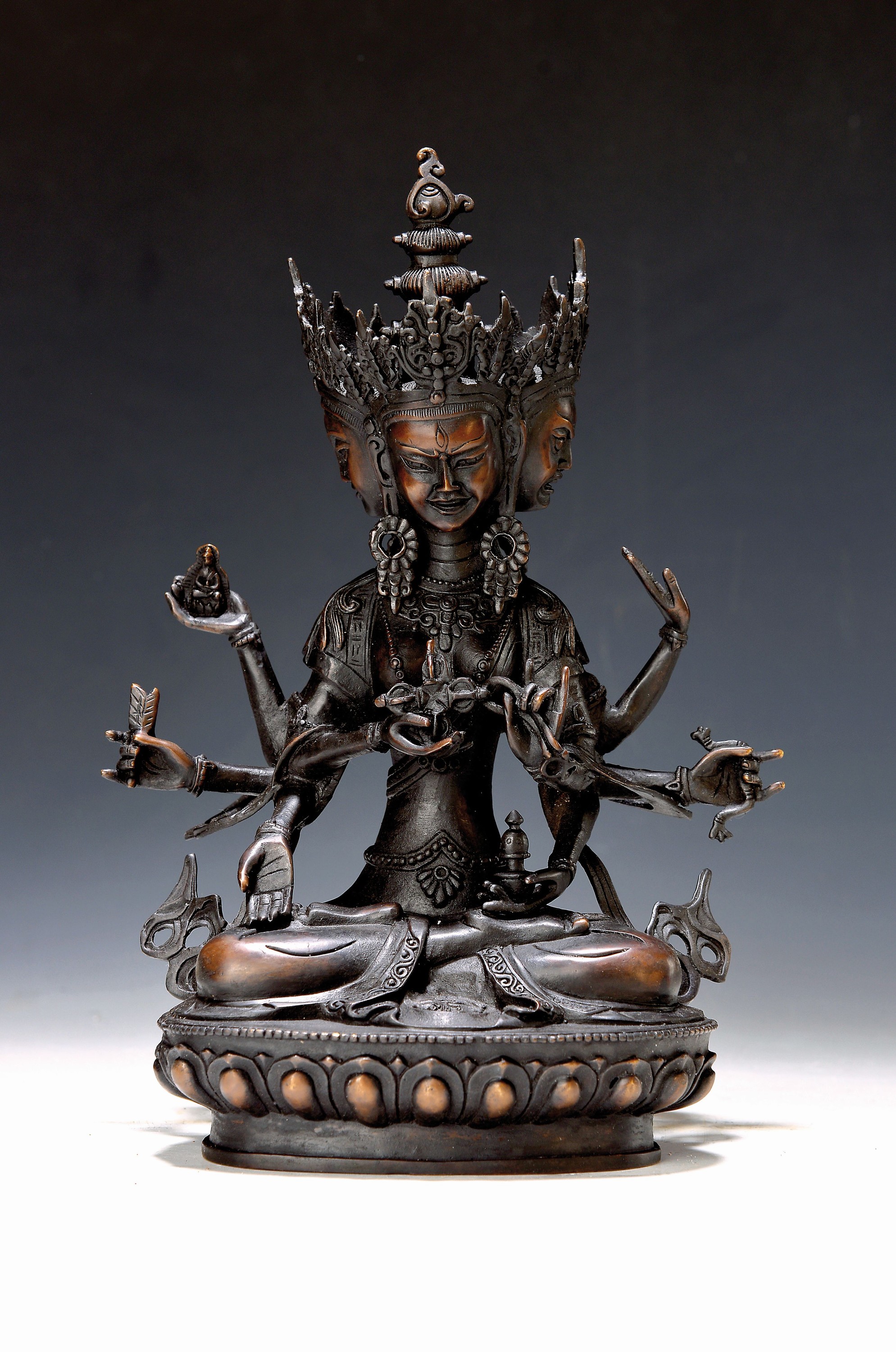Dreigesichtige Ushnishavijaya, Nepal, 20.Jh., mit acht Armen und Attributen, Die Mutter aller Buddhas, Bronze, patiniert, H. ca. 32 cm