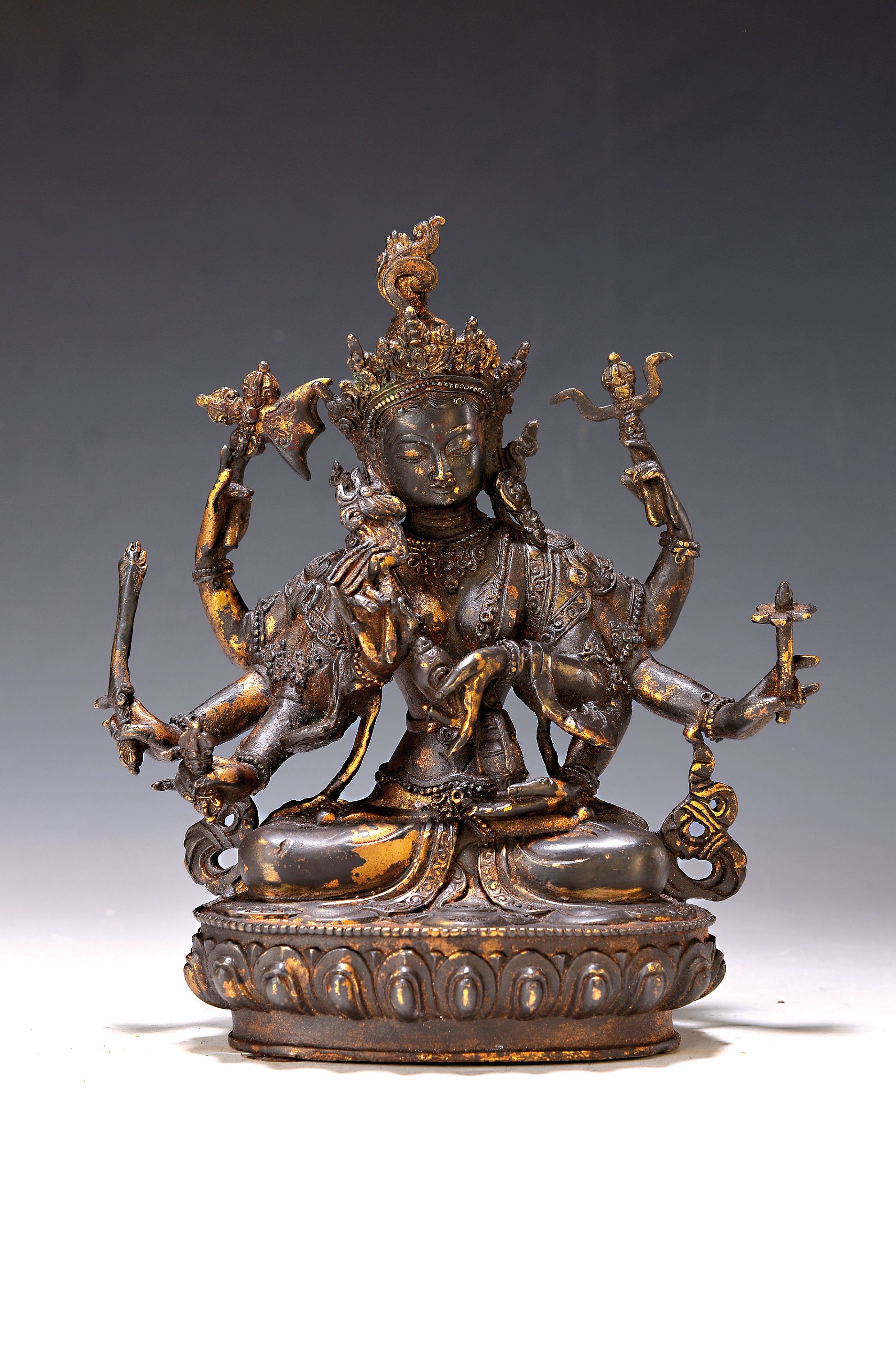 Achtarmiger Bodhisattva, Nepal, 20. Jh., mit Attributen in Händen, auf Lotussockel, Kupferlegierung vergoldet, ca. 22.5 cm