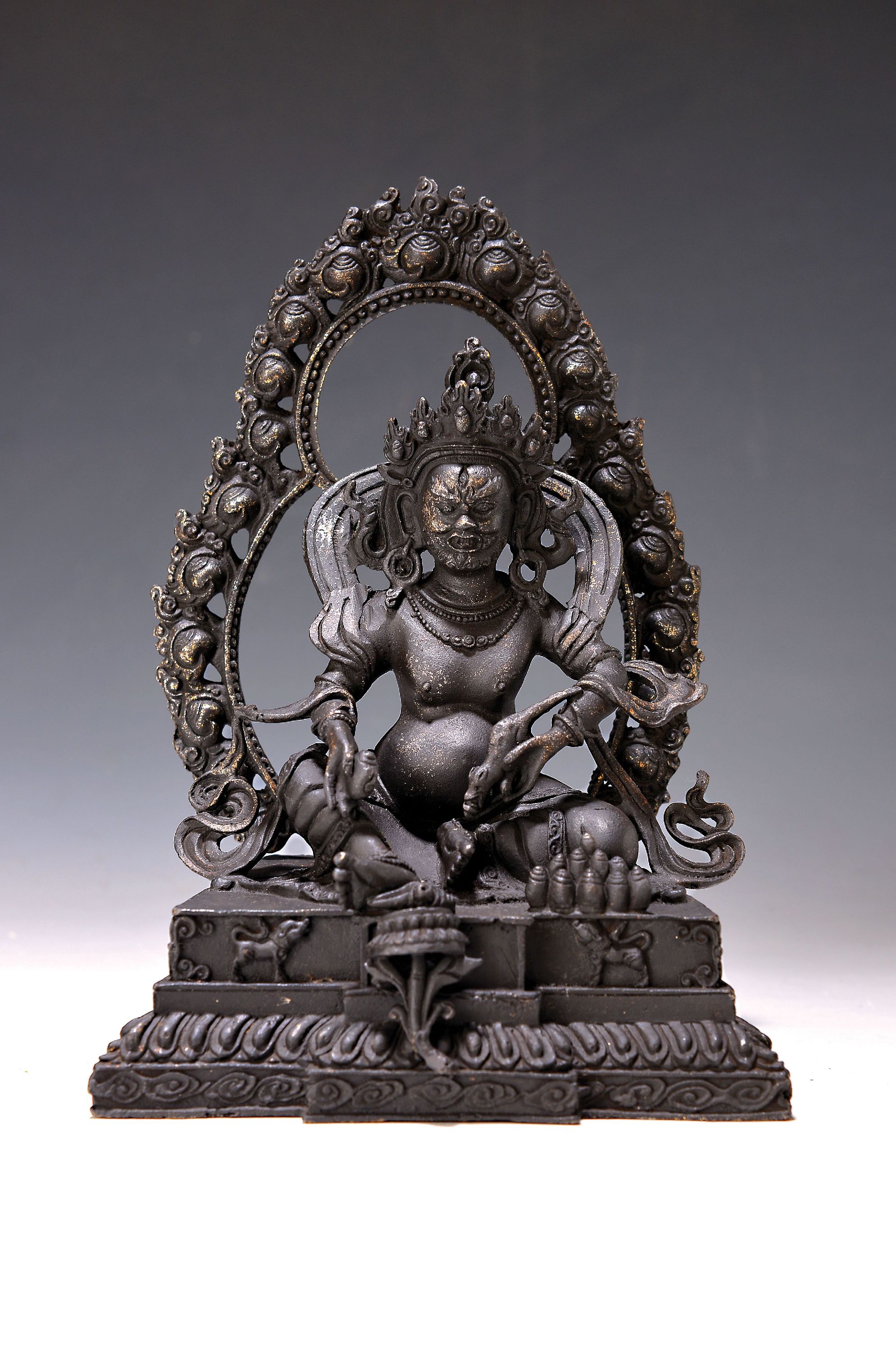 Reichtumsgott Kubera, China, 20. Jh., rechter Fuss auf separatem Lotus stehend, Attribute Mungo und Zitrone, Aureole, H. ca. 24 cm, Bronze
