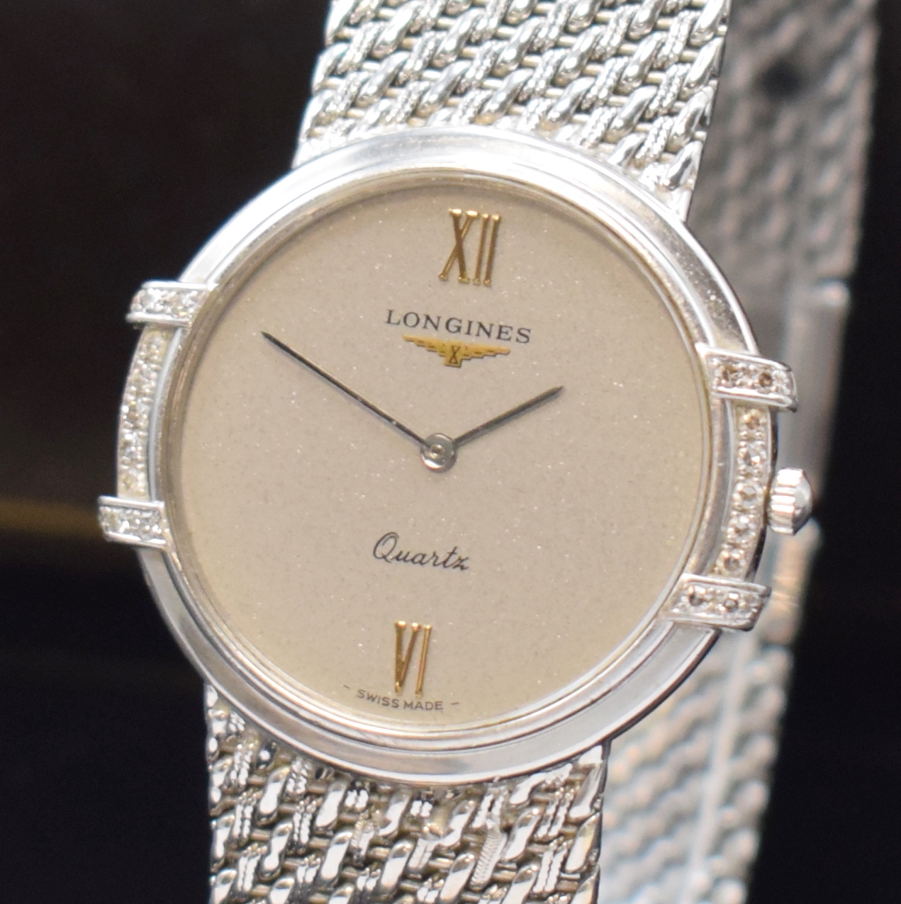 Detail a: LONGINES Damenarmbanduhr in WG 750/000 mit Diamantbesatz, Schweiz um 1975, quarz, orig. Goldband, Boden aufgedr., Geh. seitl. m. Diamanten bes., ...