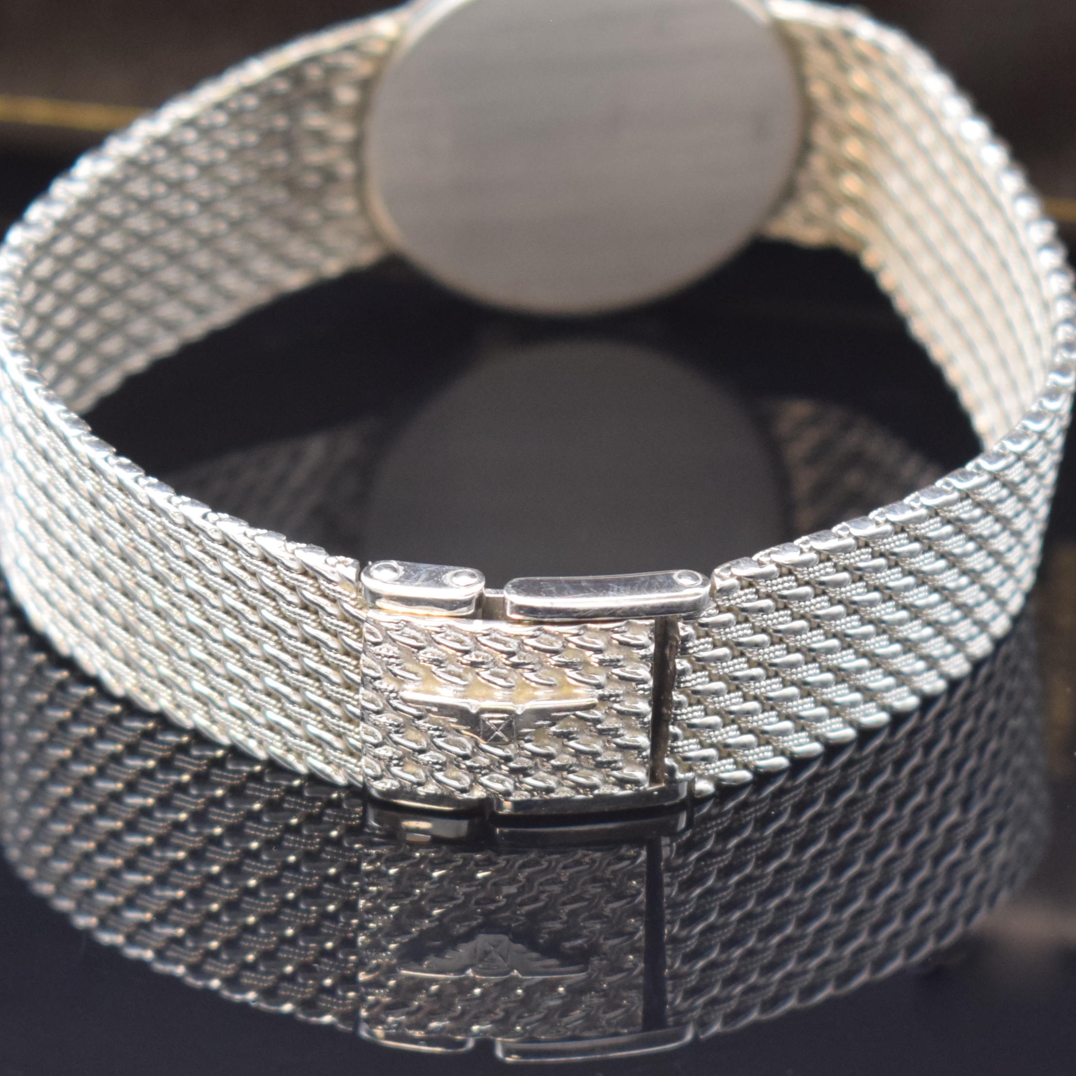 Detail b: LONGINES Damenarmbanduhr in WG 750/000 mit Diamantbesatz, Schweiz um 1975, quarz, orig. Goldband, Boden aufgedr., Geh. seitl. m. Diamanten bes., ...