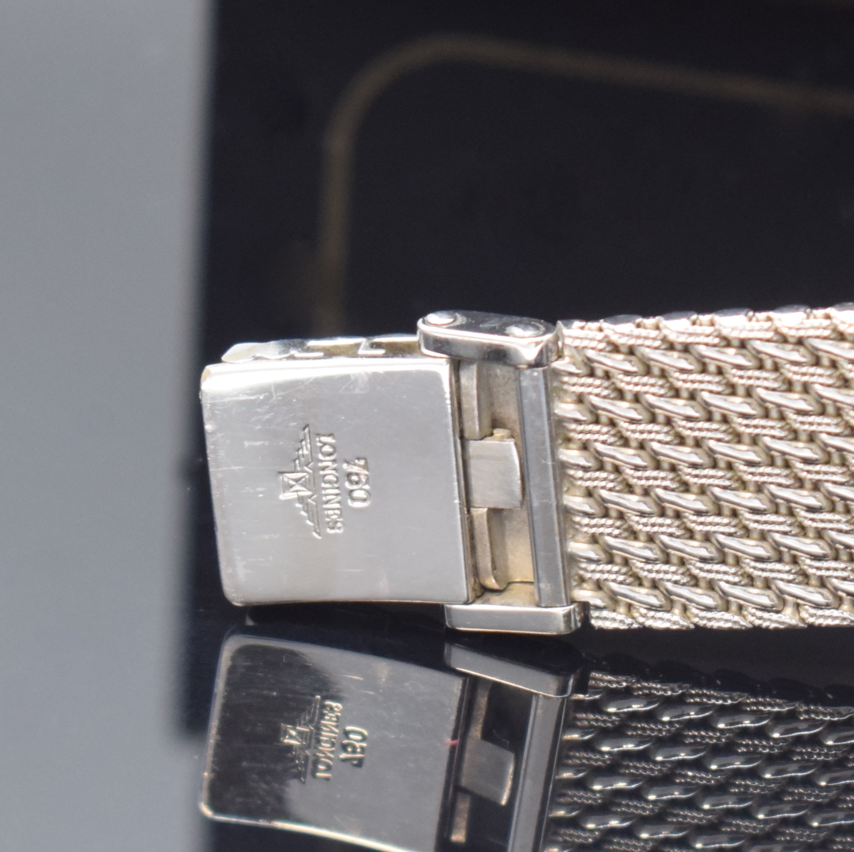 Detail c: LONGINES Damenarmbanduhr in WG 750/000 mit Diamantbesatz, Schweiz um 1975, quarz, orig. Goldband, Boden aufgedr., Geh. seitl. m. Diamanten bes., ...