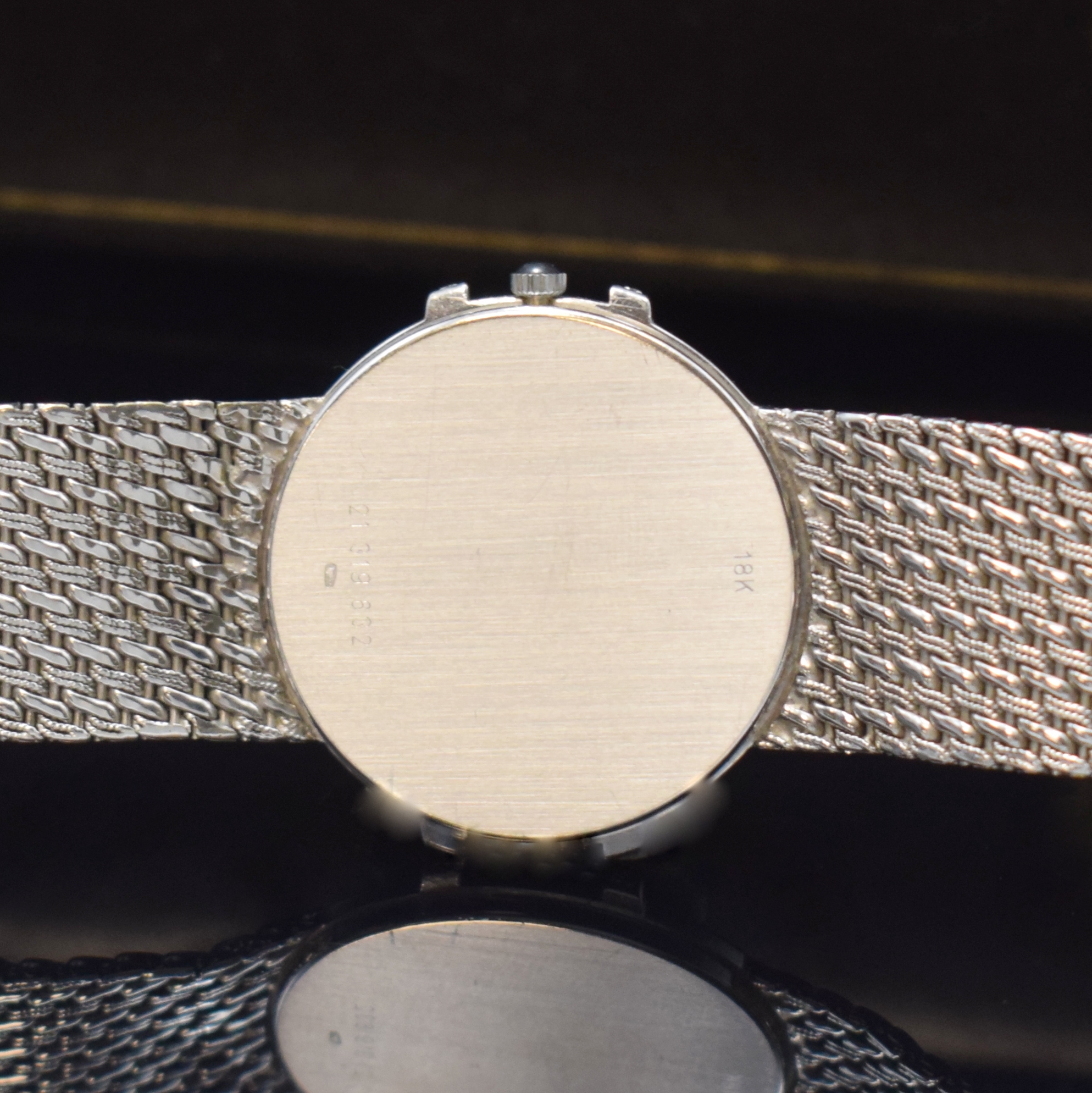 Detail d: LONGINES Damenarmbanduhr in WG 750/000 mit Diamantbesatz, Schweiz um 1975, quarz, orig. Goldband, Boden aufgedr., Geh. seitl. m. Diamanten bes., ...