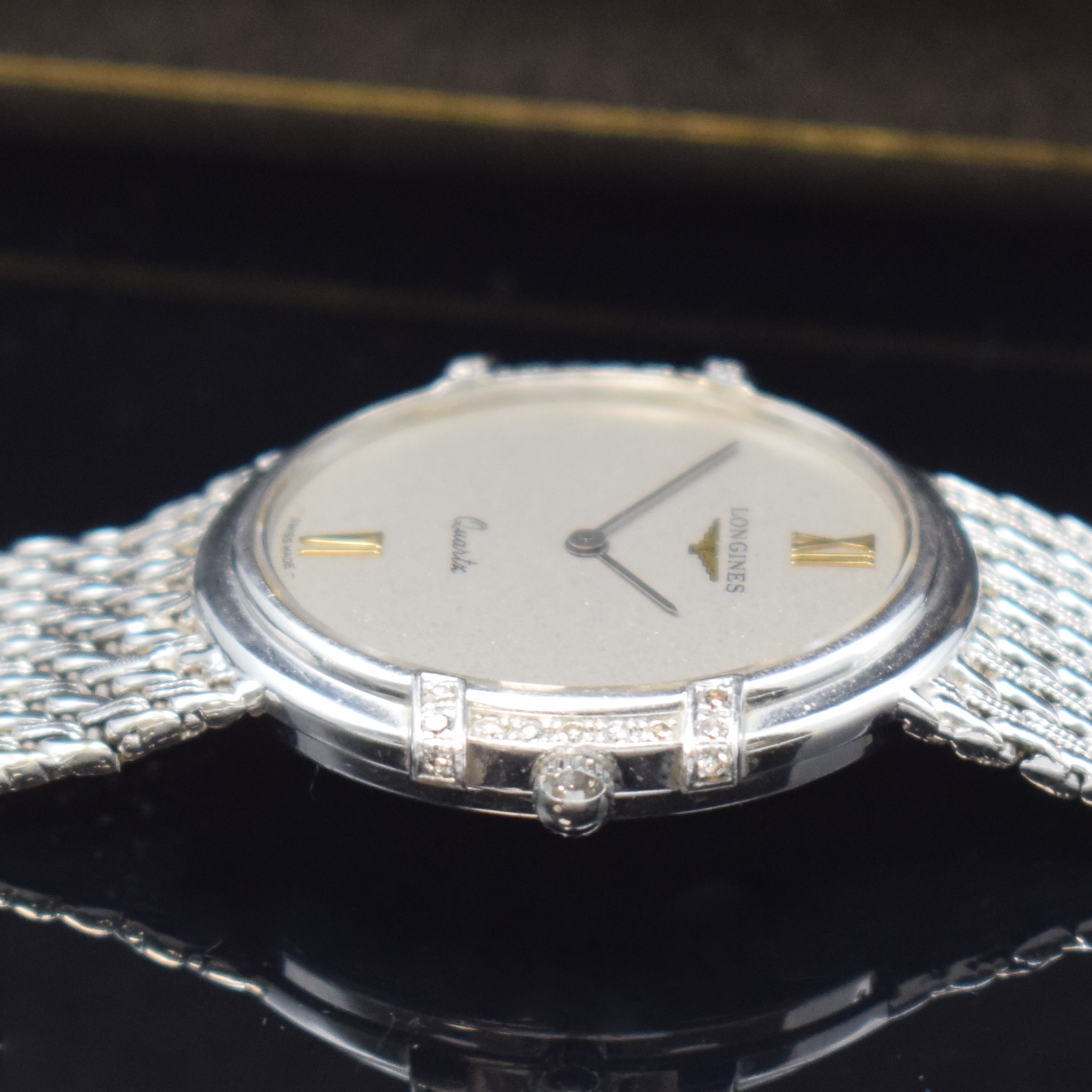 Detail e: LONGINES Damenarmbanduhr in WG 750/000 mit Diamantbesatz, Schweiz um 1975, quarz, orig. Goldband, Boden aufgedr., Geh. seitl. m. Diamanten bes., ...
