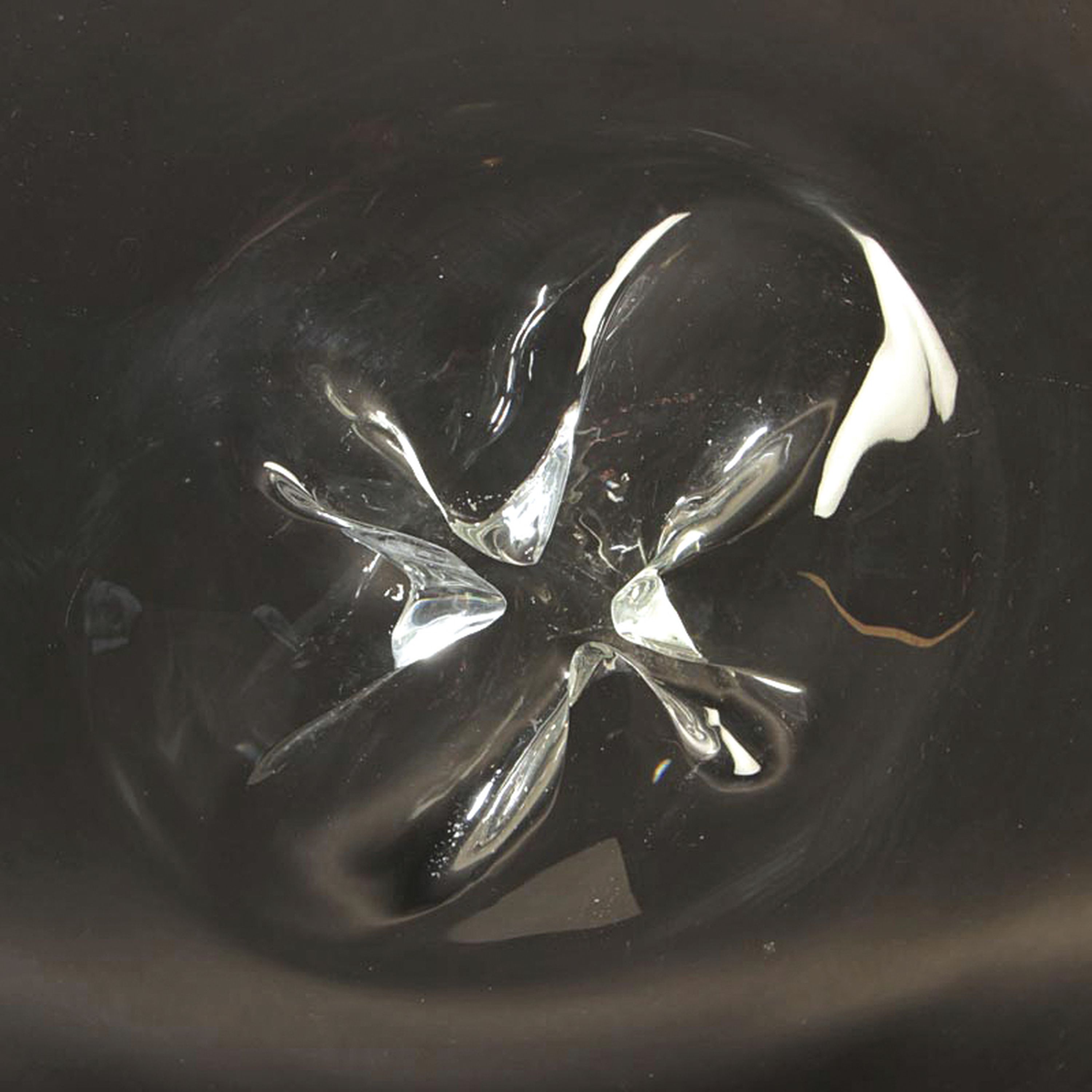 Detail a: Glasobjekt von Alfredo Barbini (1912-2007), Scheibenobjekt aus mundgeblasenem farblosem Glas, signiert, mit Metallständer, D. ca. 47cm, H. ca. 60cm