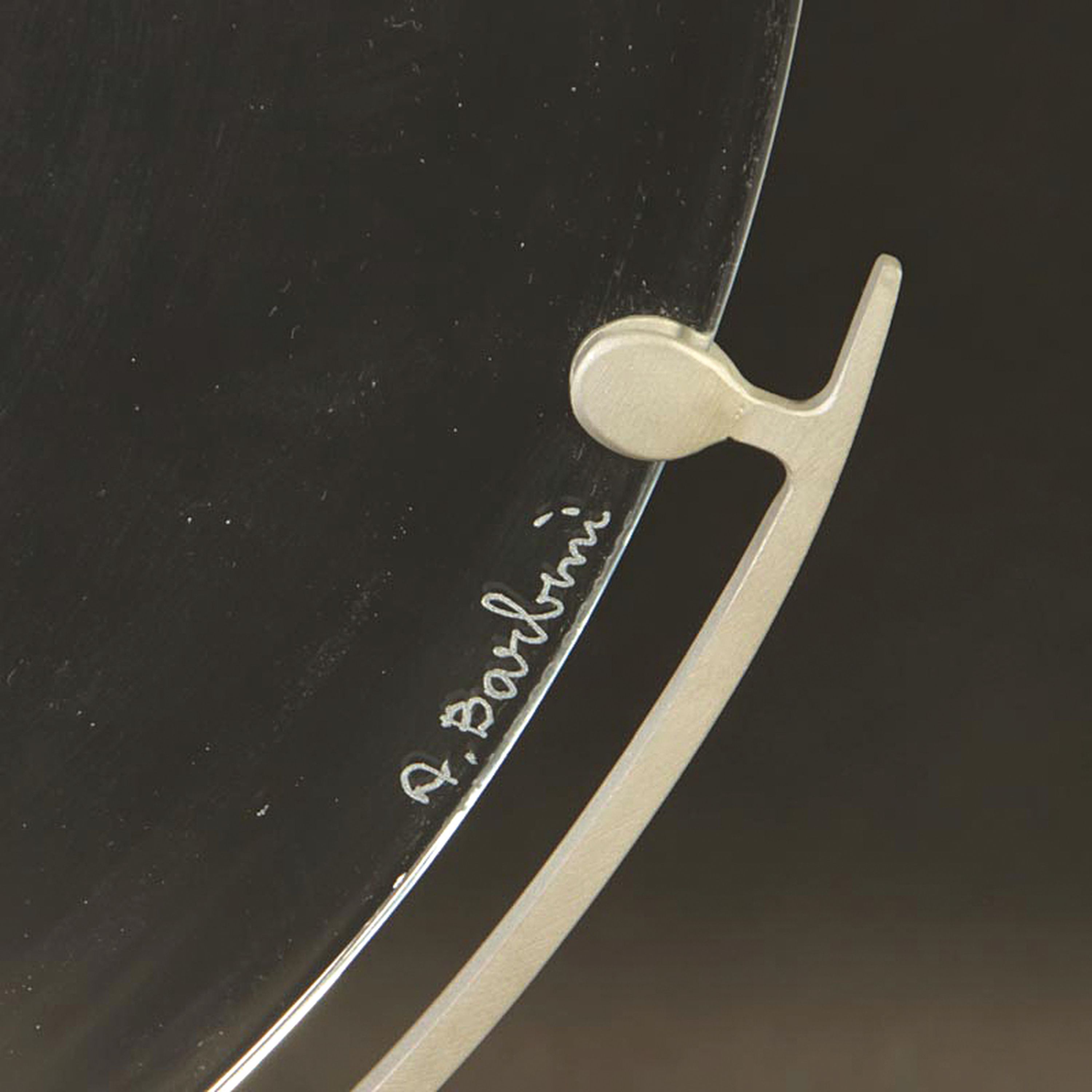 Detail c: Glasobjekt von Alfredo Barbini (1912-2007), Scheibenobjekt aus mundgeblasenem farblosem Glas, signiert, mit Metallständer, D. ca. 47cm, H. ca. 60cm